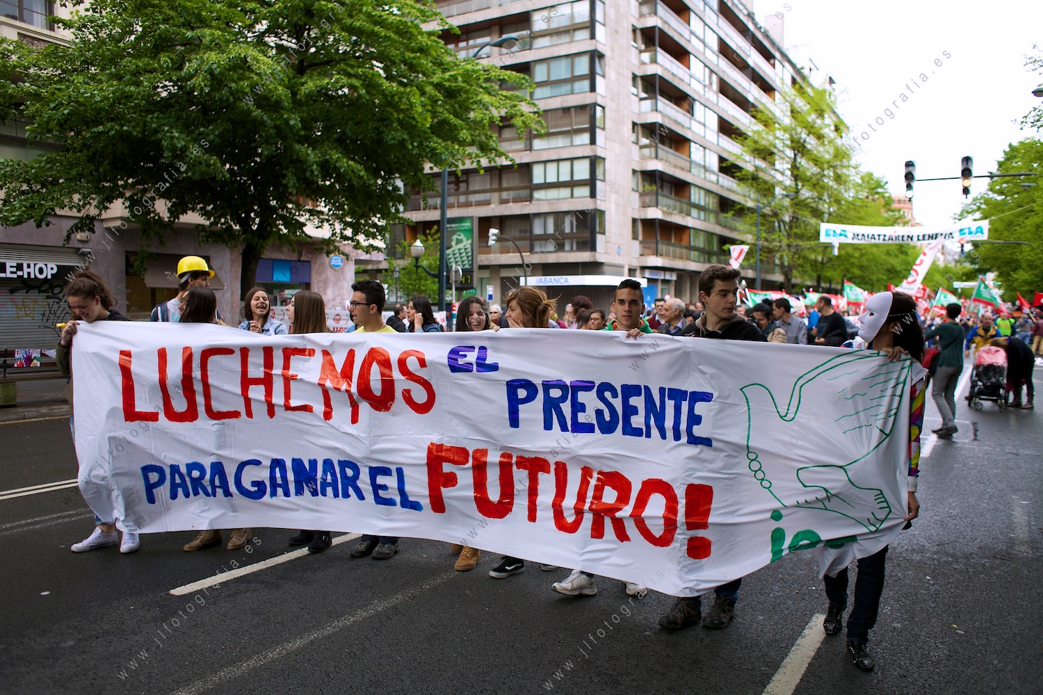 Pancarta que decía, luchemos por el presente para ganar el futuro, en la Gran Vía de Bilbao