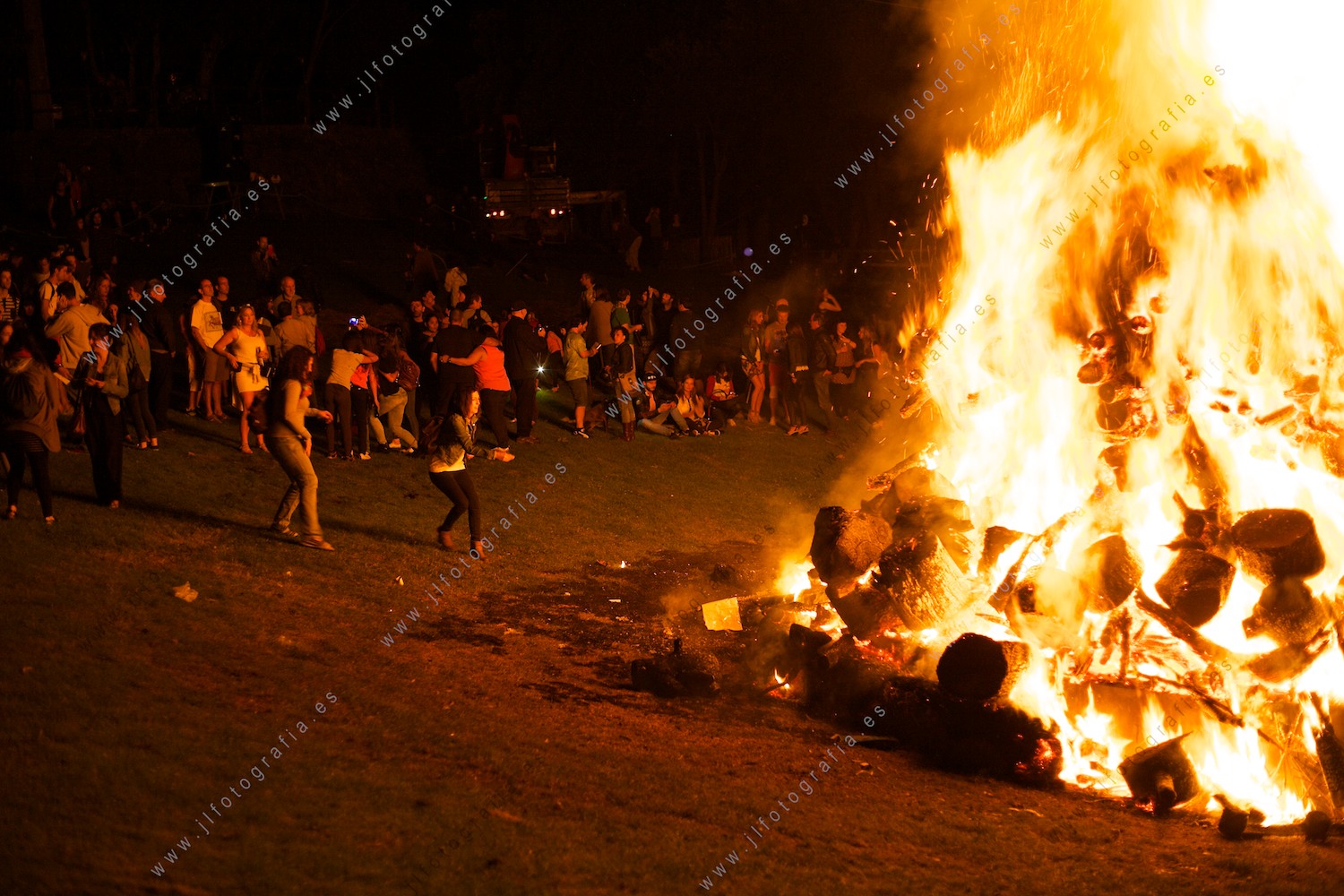 Gente celebrando la noche de San Juan junto a la hoguera en el Eneperi