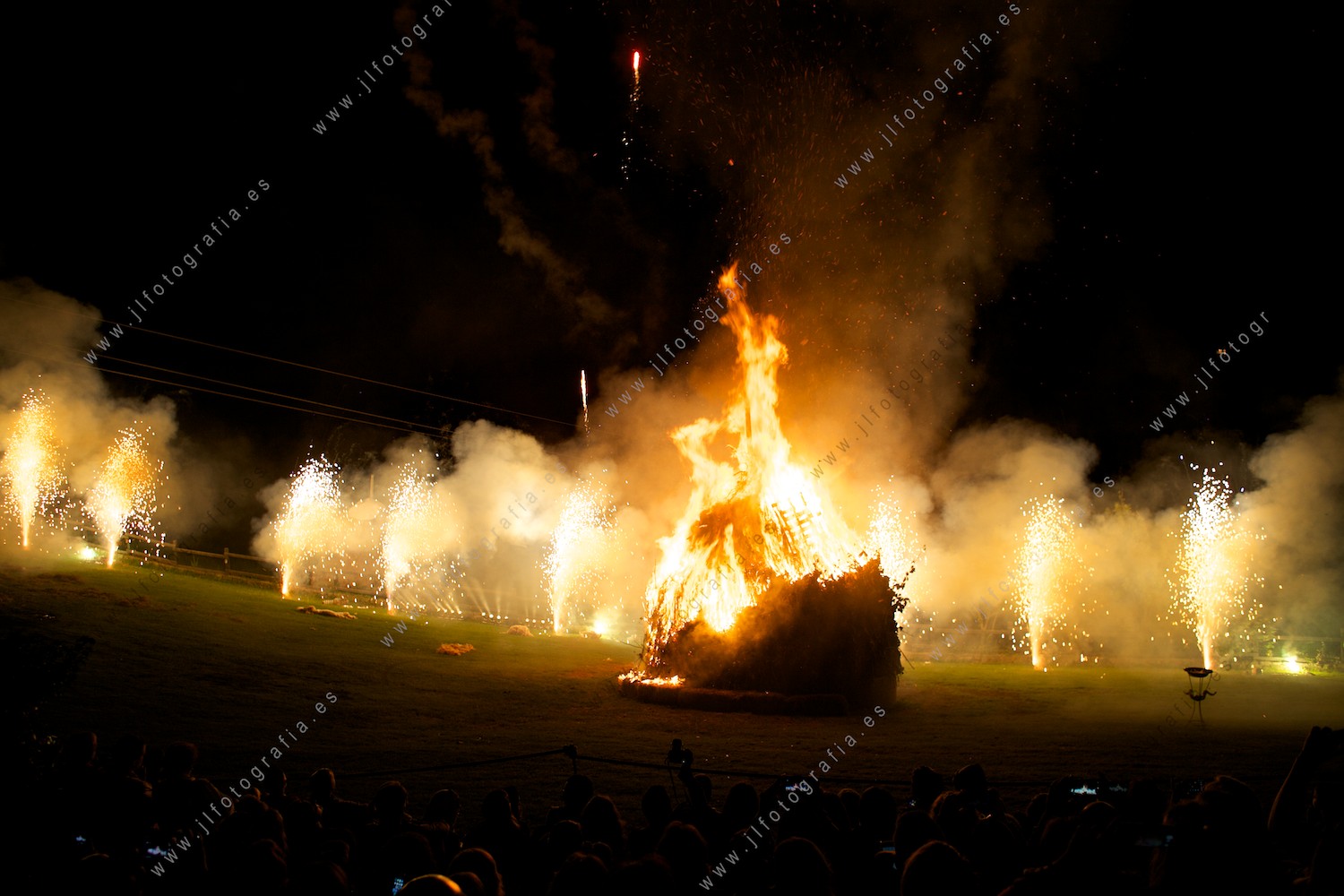 Celebración de la noche de Sanjuan con hogueras y fuegos artificiales en el Eneperi, Bakio