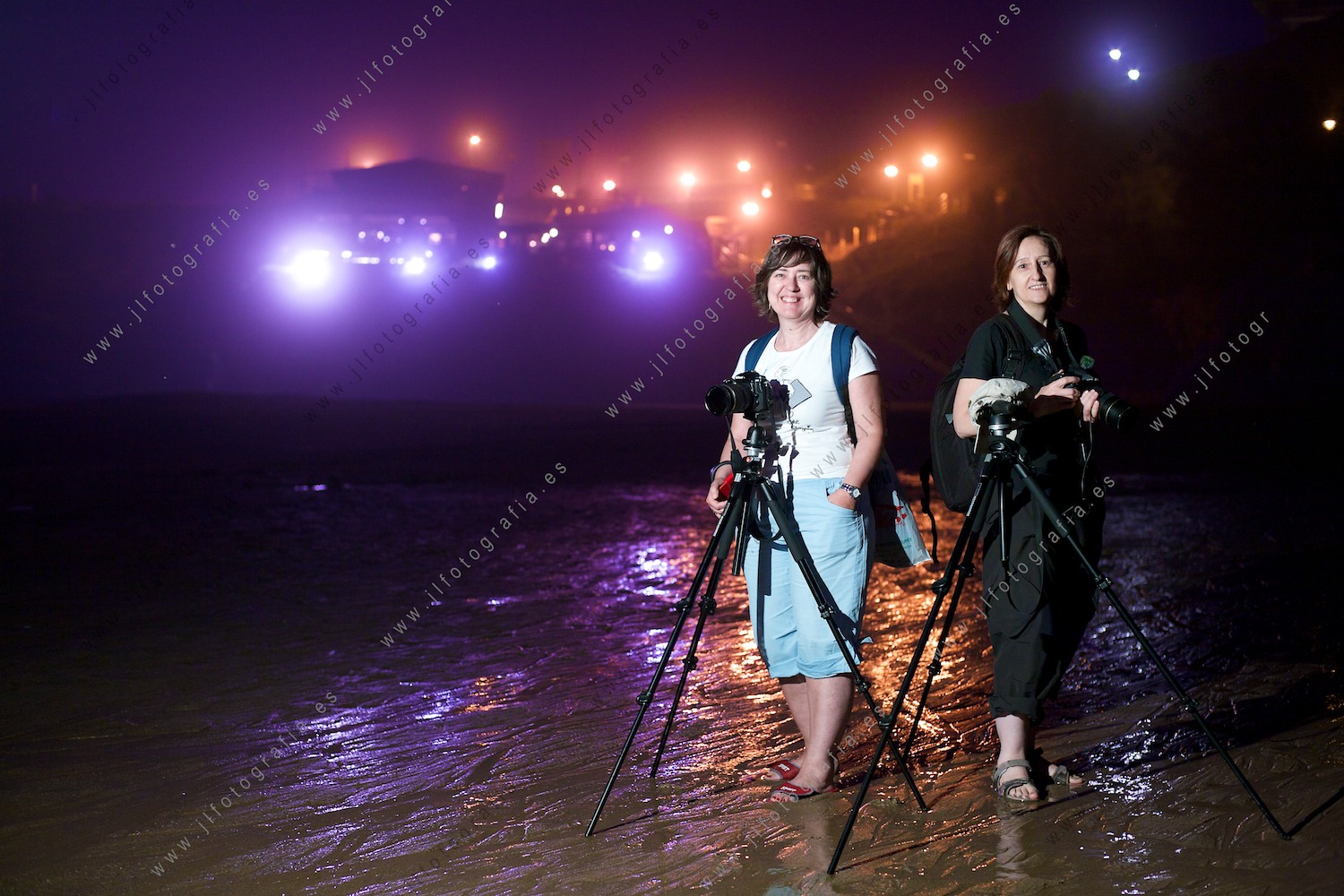 Retrato de larga exposición con iluminación de flash en la playa de Sopelana bajo el Peñón