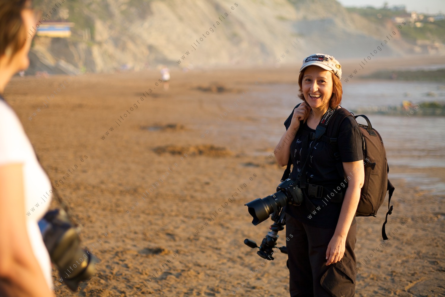 Josune, socia de Denbora, retratada con el equipo lista para ir a fotografiar paisajes