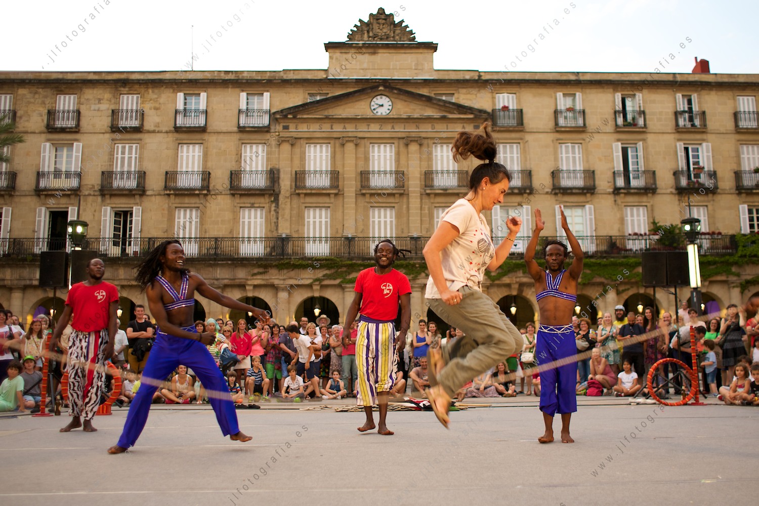 mujer saltando a la combra durante la actuación de Afro Jungle Jeegs en Bilbao