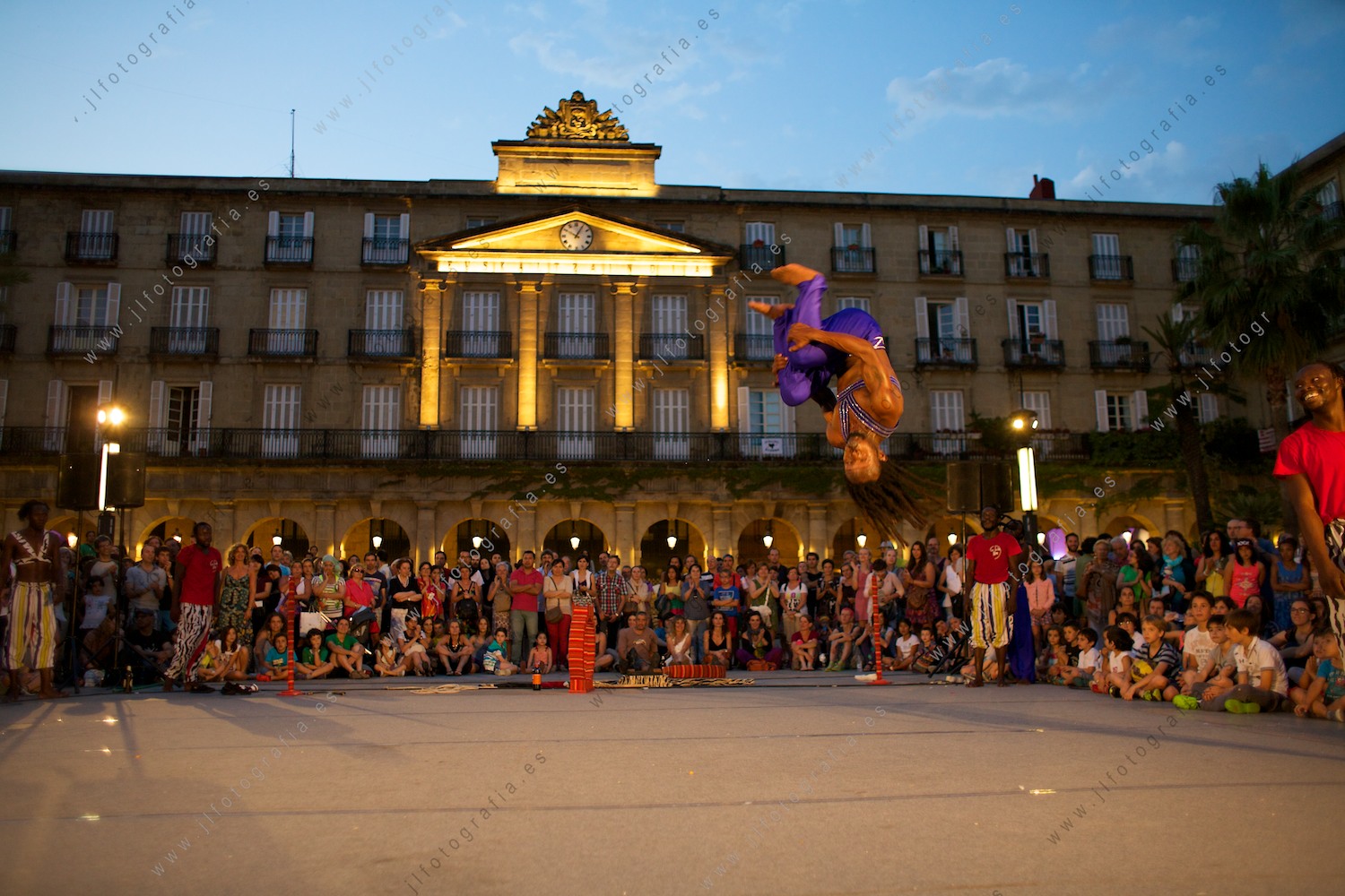 Salto acrobático en la Plaza Nueva de Bilbao