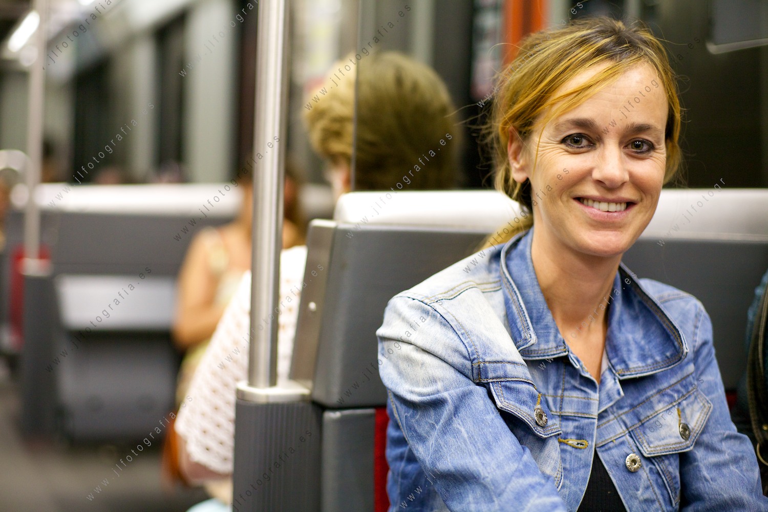 señorita de preciosa mirada y sonrisa en el metro Bilbao