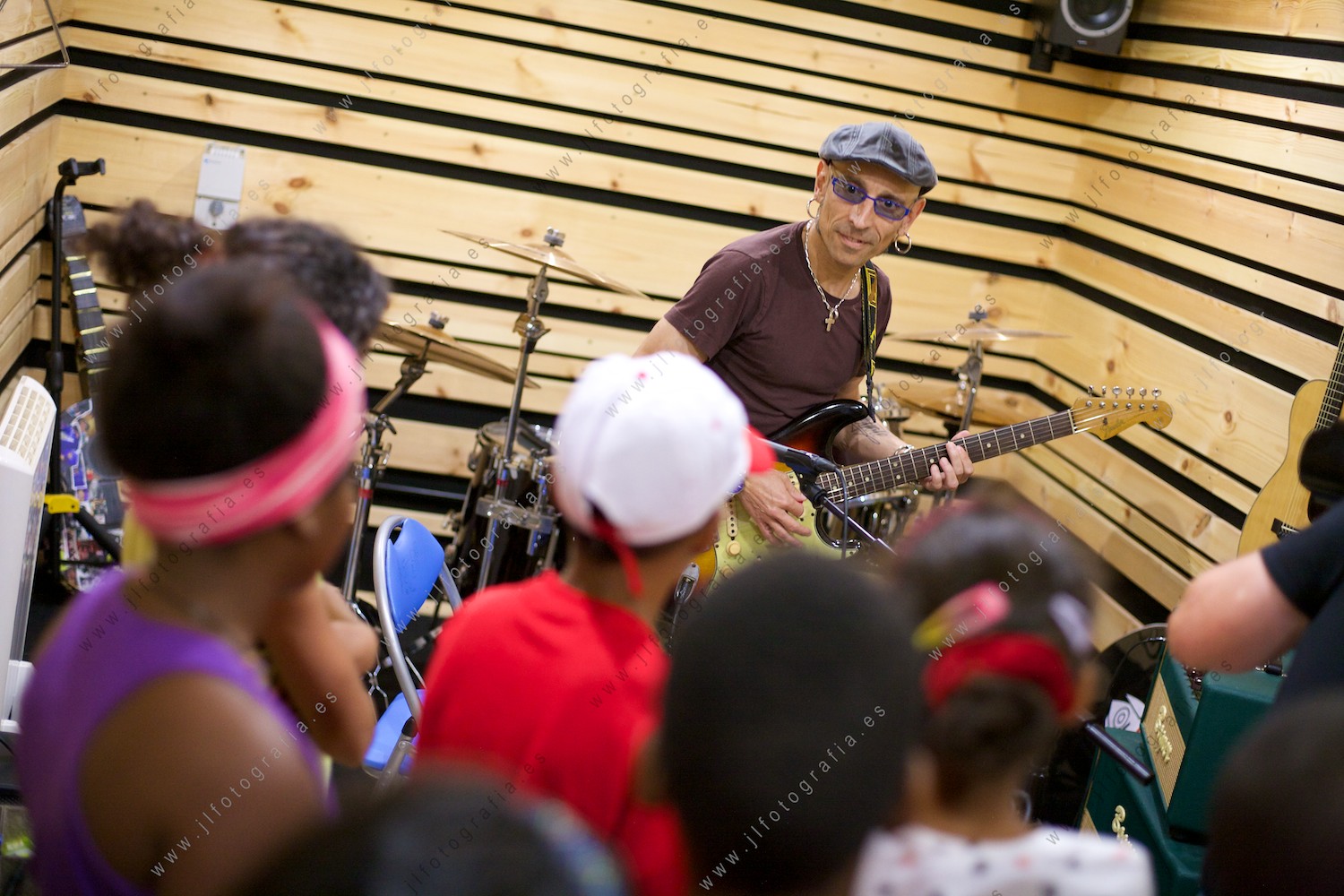 Fito (Adolfo Cabrales Mato) tocando para un grupo de niños en el estudio