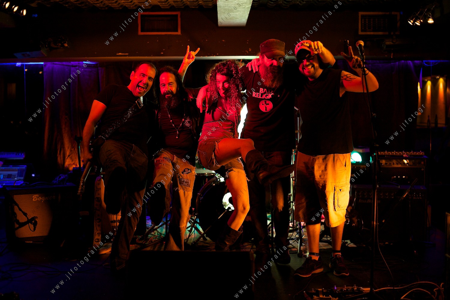 El grupo de rock Jardín Infierno en el final de la actuación en el Edaska de Barakaldo