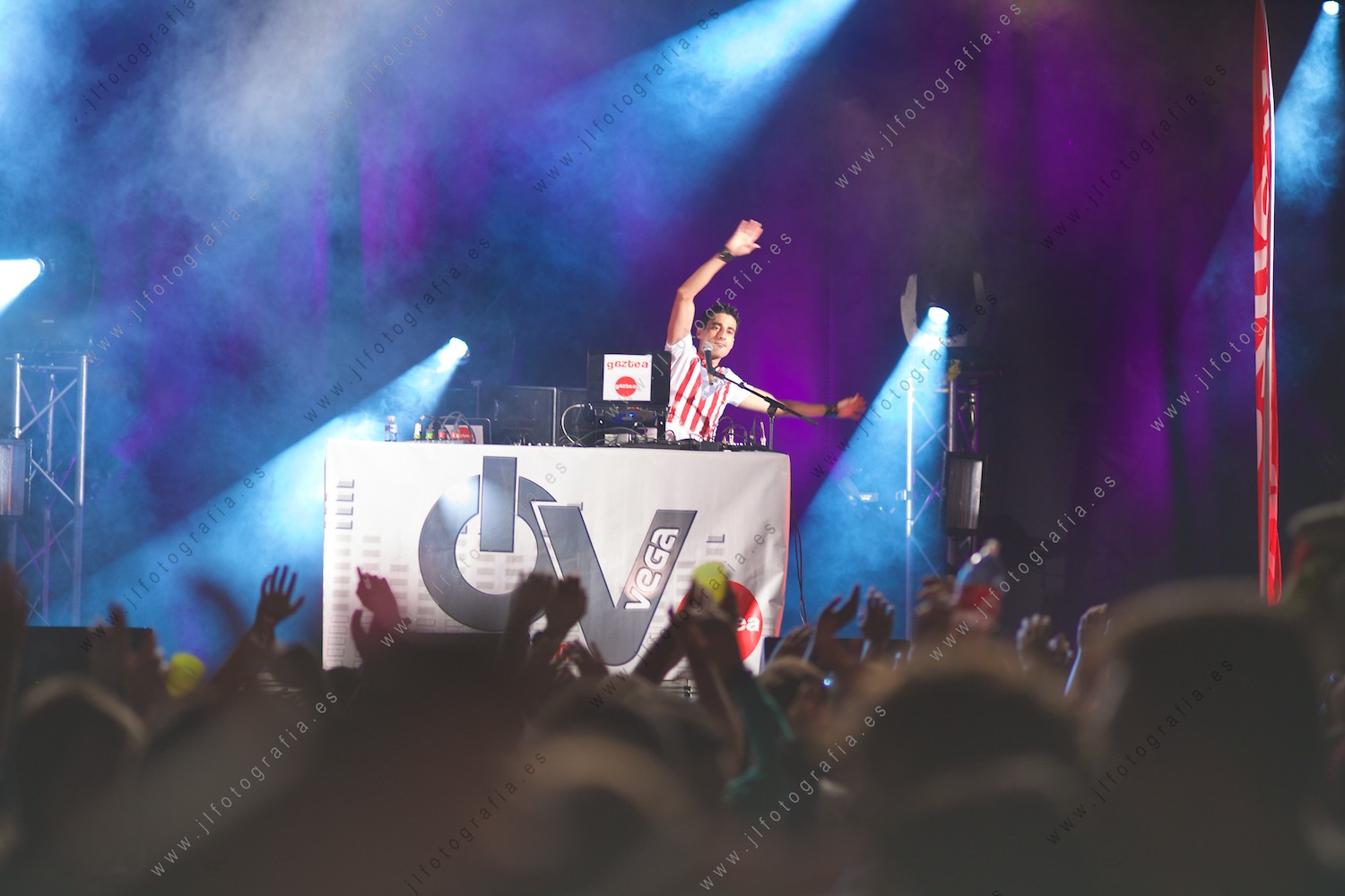 El DJ Oihan Vega en la actuación de las fiestas de El carmen en Barakaldo