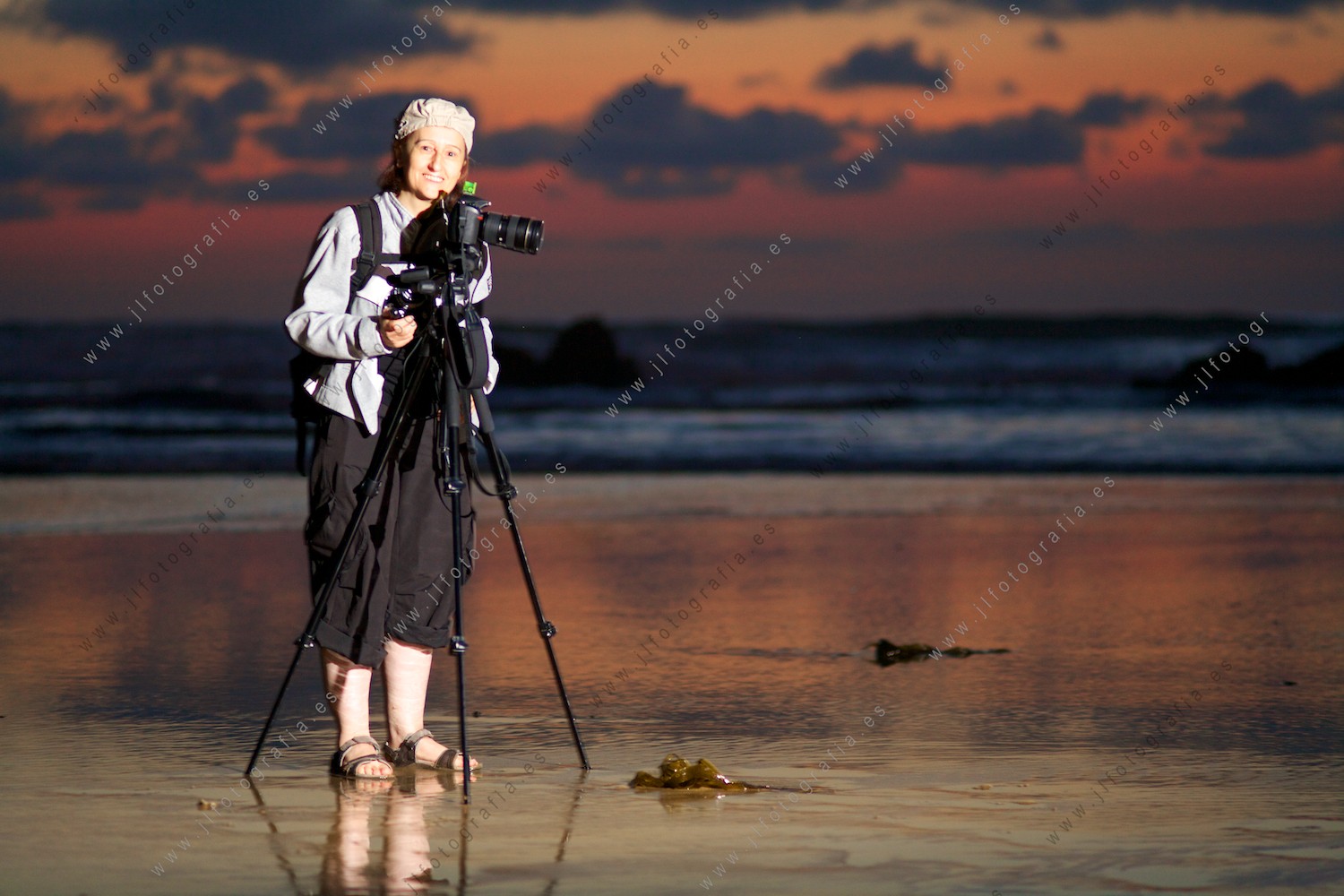 Josune Reoyo, fotógrafa de Denbora en el ocaso en la playa de Sopelana