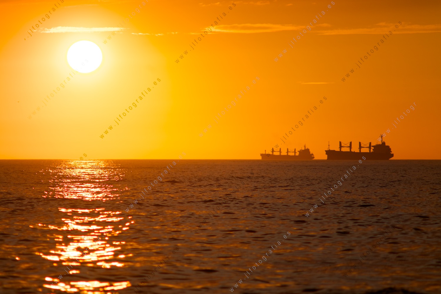 Dos barcos mercantes en los minutos previos a la puesta de sol