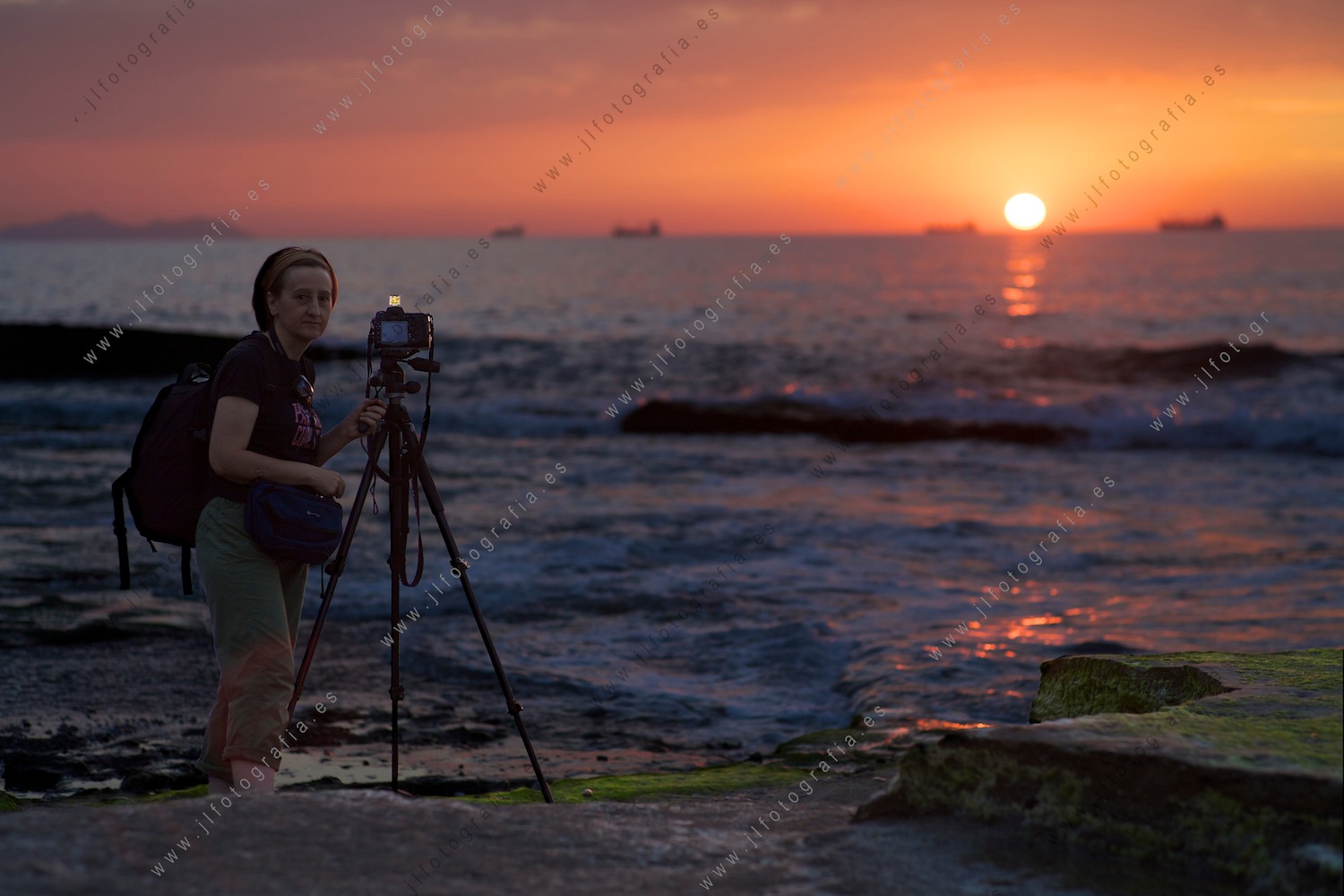 Josune Reoyo, fotógrafa de Denbora, posando en la puesta de sol en Azkorri