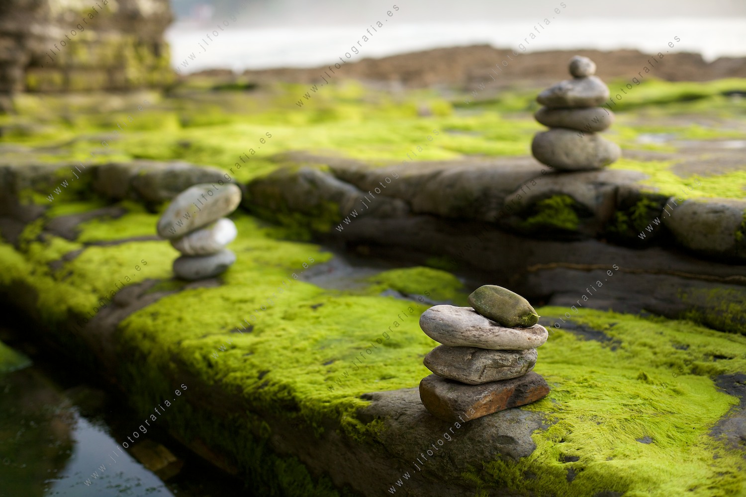 Piedras apiladas, o apachetas, en el Lastrón, junto a la playa de la Arena