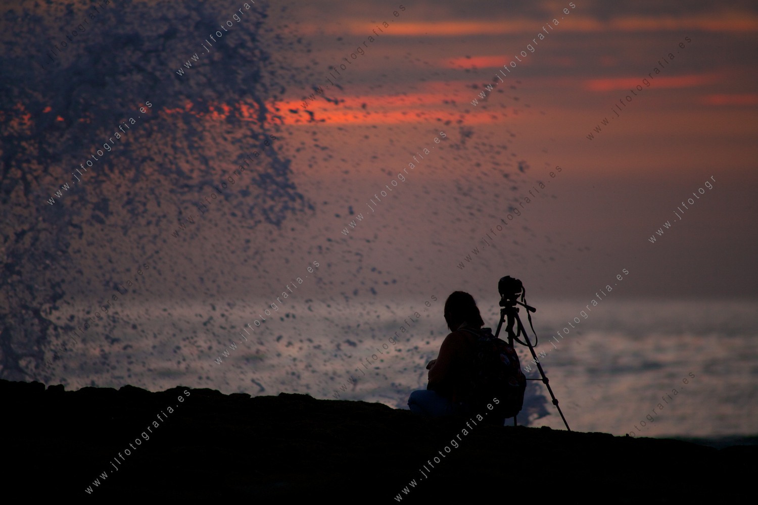 Fotógrafa sorprendida por una ola en el Lastrón durante el ocaso