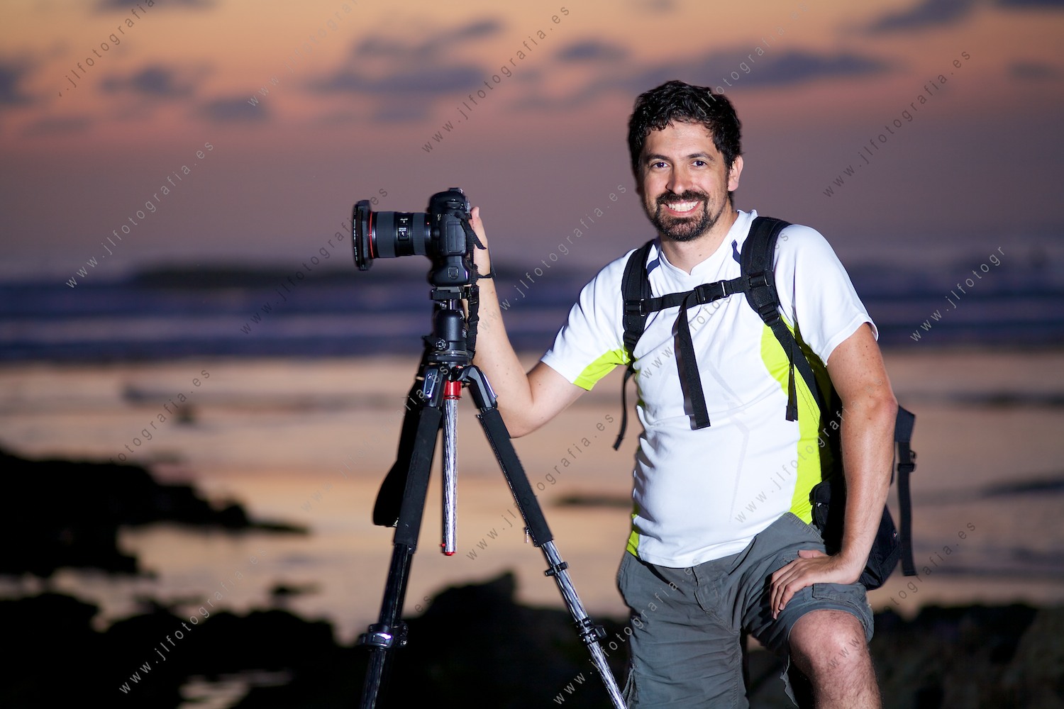 Iñigo Escalante, fotógrafo profesional, posando en la playa de Sopelana durante el ocaso