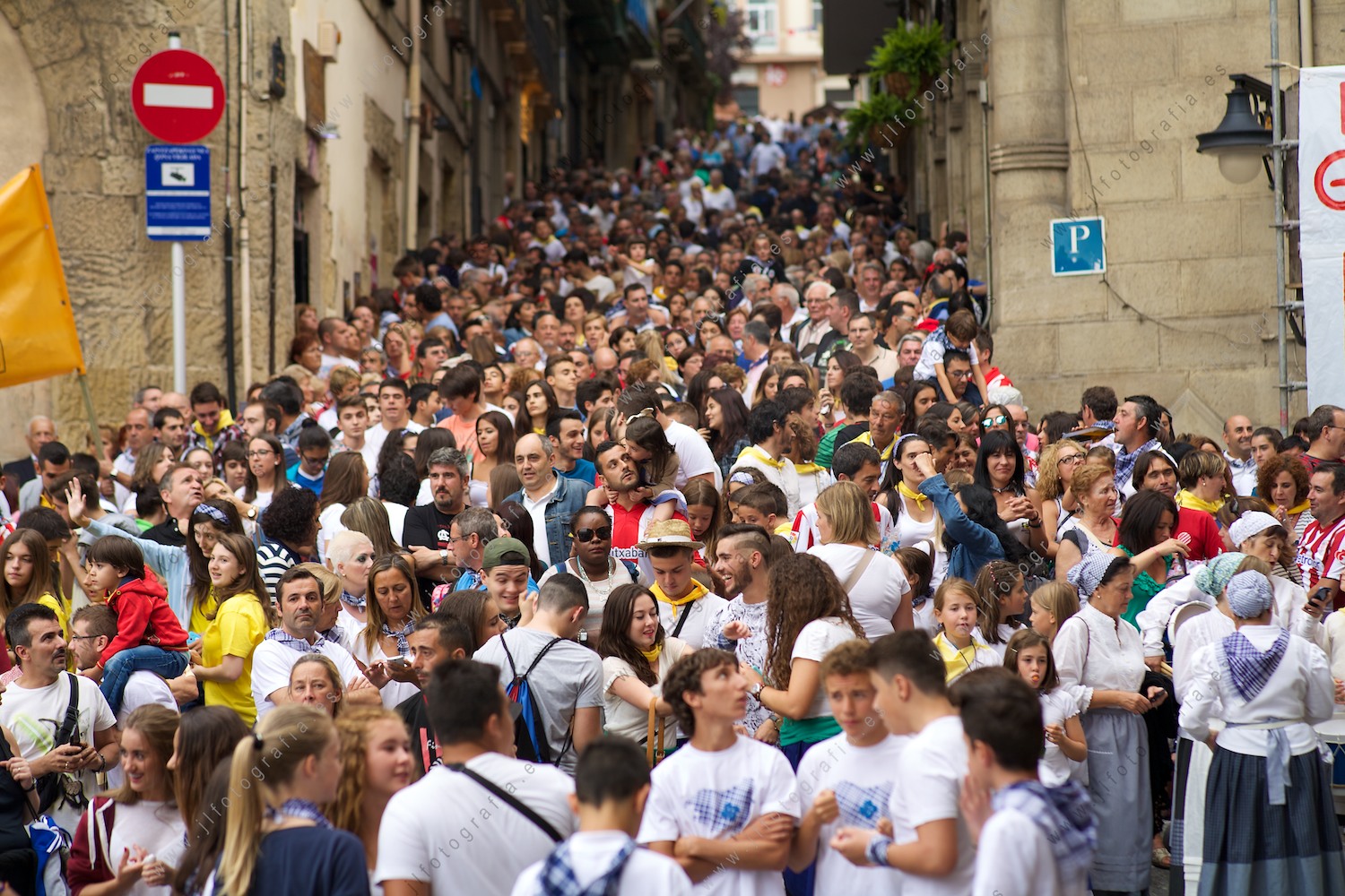 Calle Santa María del casco viejo de Portugalete repleta de gente para ver el chupinazo de fiestas de San Roque