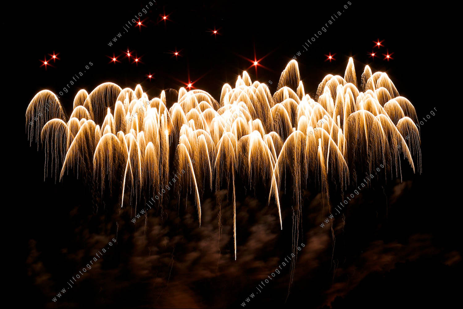 Fotografía de fuegos artificiales de la semana grande de fiestas de Bilbao, detalle de fuegos desde el Arenal