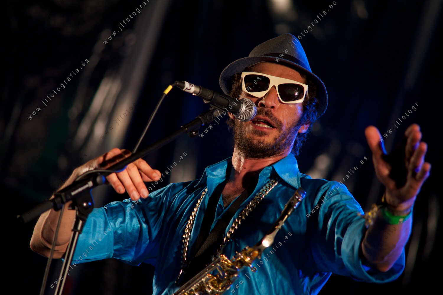 el cantante de Kumpania Algazarra, con su saxo colgado en el concierto de la Plaza Nueva de Bilbao durante la semana grande
