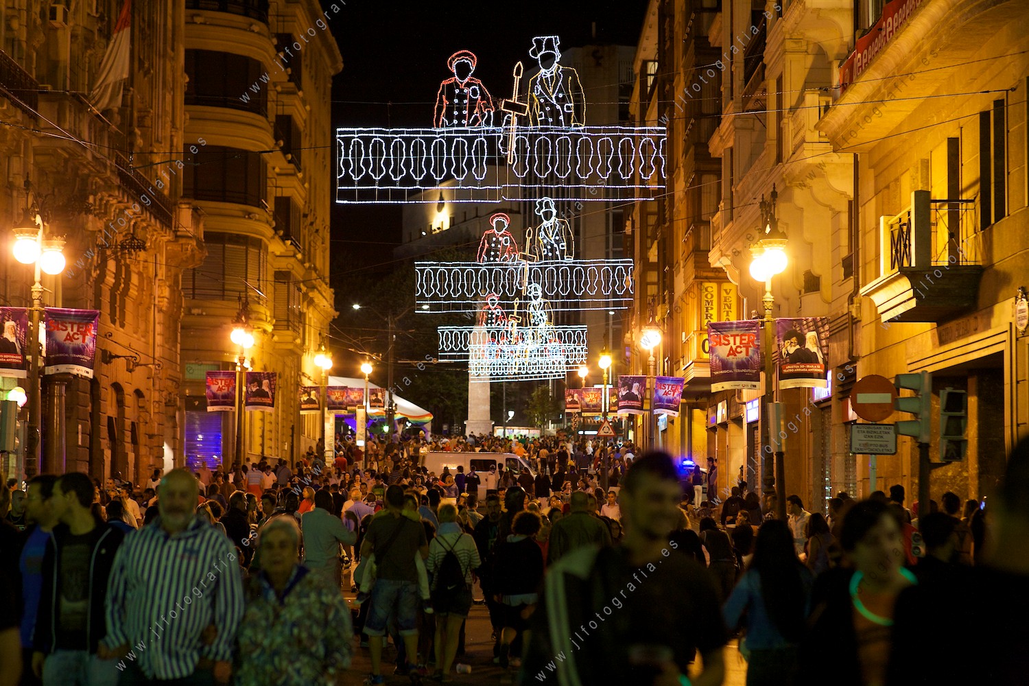 La gente llena las calles de Bilbao durante la aste nagusia 