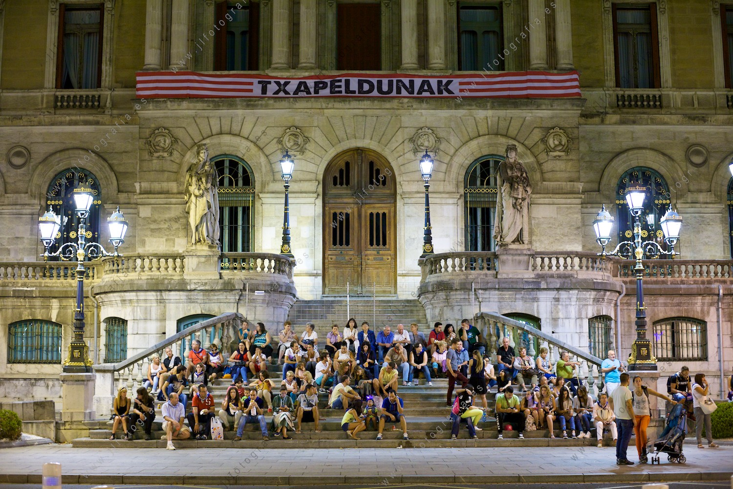 La gente llena las escaleras del ayuntamiento de Bilbao durante la aste nagusia para esperar a la hora de los fuegos artificiales