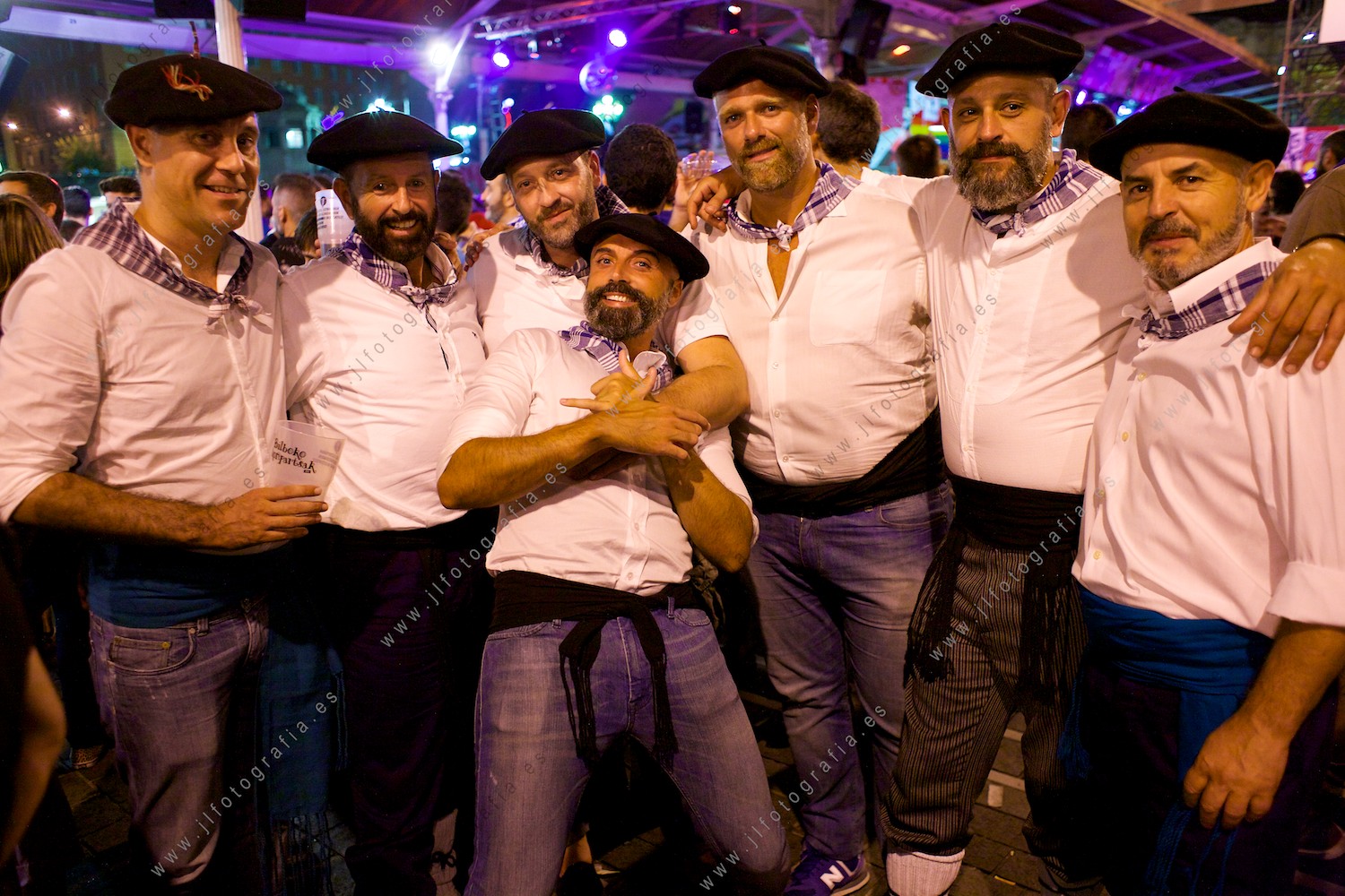 Grupo de aldeanos de fiesta en la aste nagusia de Bilbao, por las txoznas disfrutando con la gente