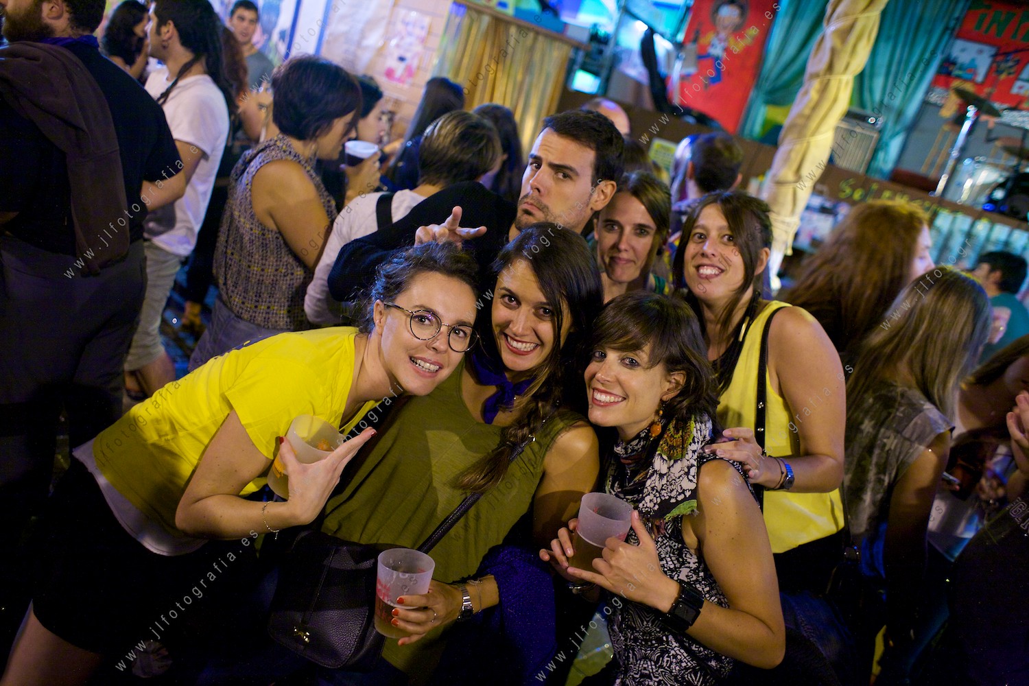 retrato de grupo de gente joven en las txoznas de las fiestas de Bilbao, aste nagusia