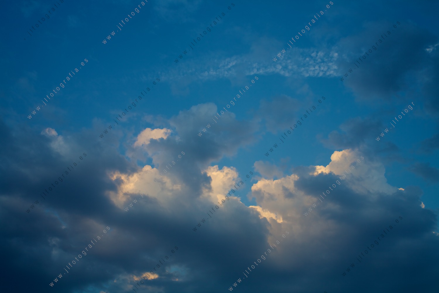 Los tonos azules del cielo con las nubes de algodón son muy hermosas y relajantes