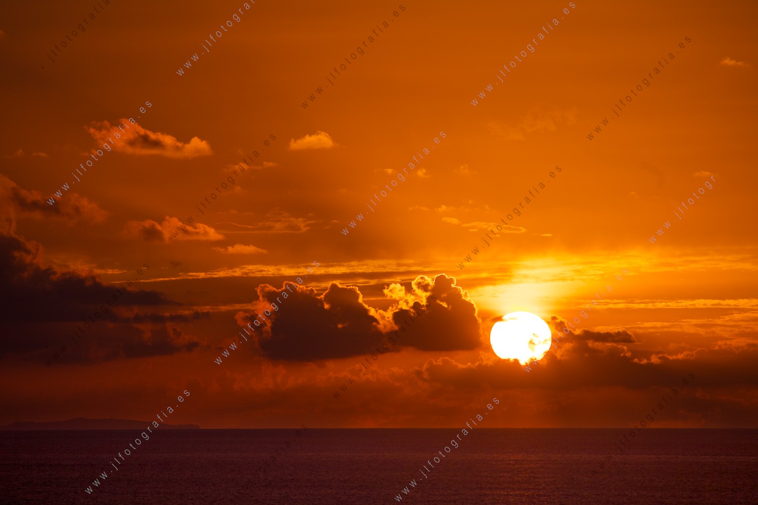Puesta de sol, en el cielo ardiente, hecha con el 300 milímetros en la costa vasca, playa de Meñakoz