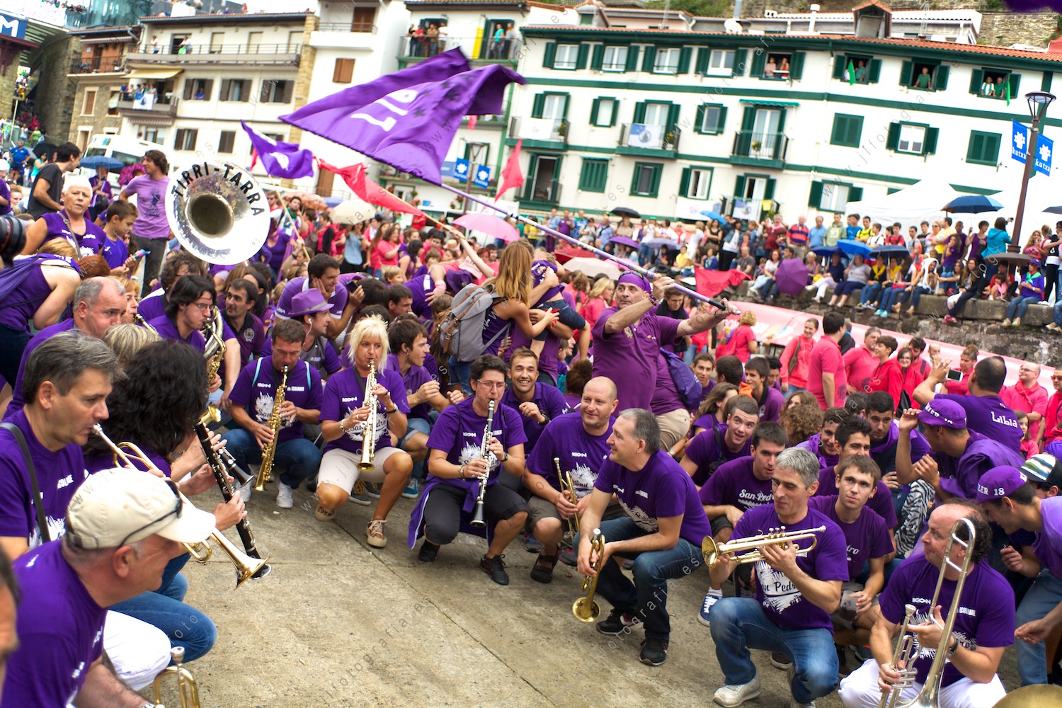 Con la fanfarria Tirri-Tarra la afición de San Pedro, anima a sus remeros antes de la regata de la bandera de la Concha de Donostia
