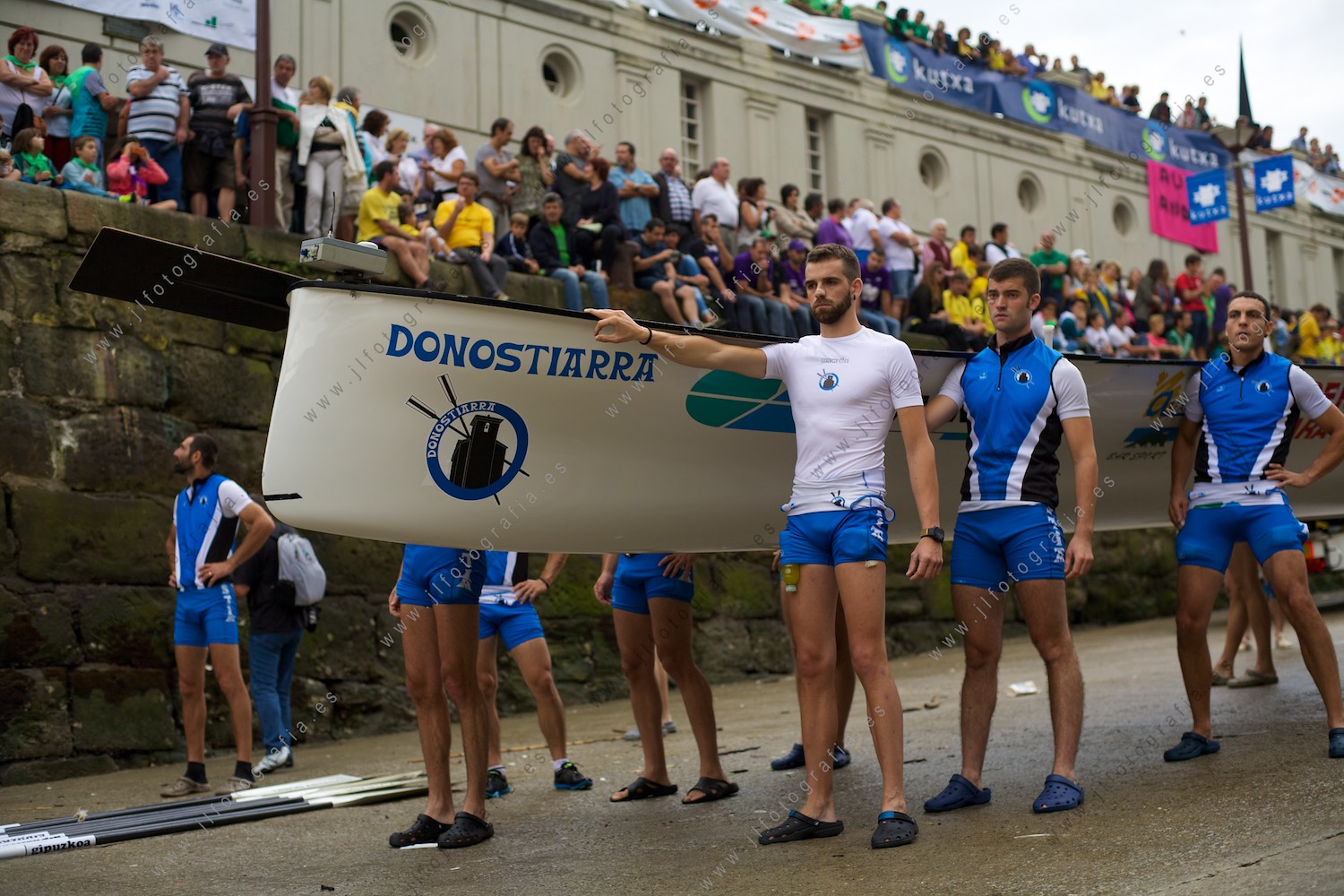 La Donostiarra, el club de remo de la ciudad de Donostia, en la regata de su casa, la bandera de la Concha, preparados antes de entrar en el agua