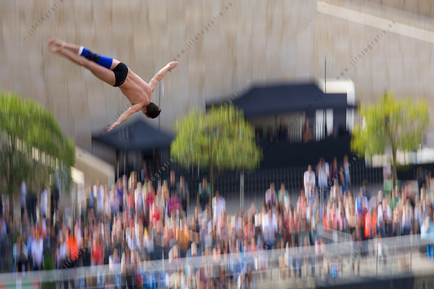 fotografía de estilo barrido, de uno de los saltadores clavadistas de en el Red Bull Cliff Diving en Bilbao