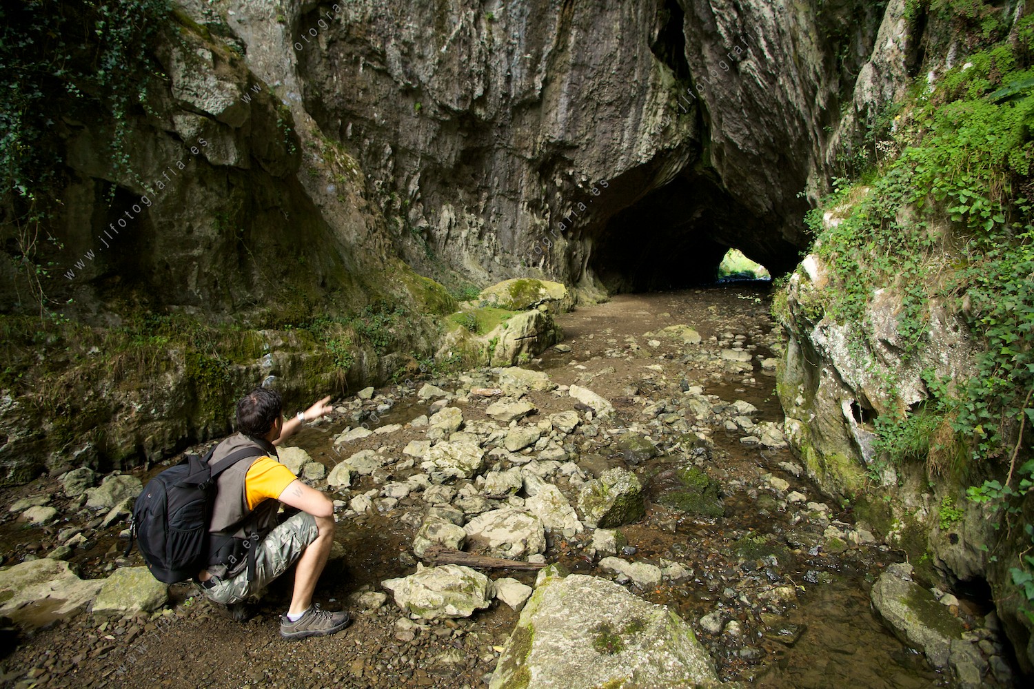 Una de las cuevas que hay en la ruta a la gran cueva de Baltzola, es un tunel natural, con un fotógrafo compañero