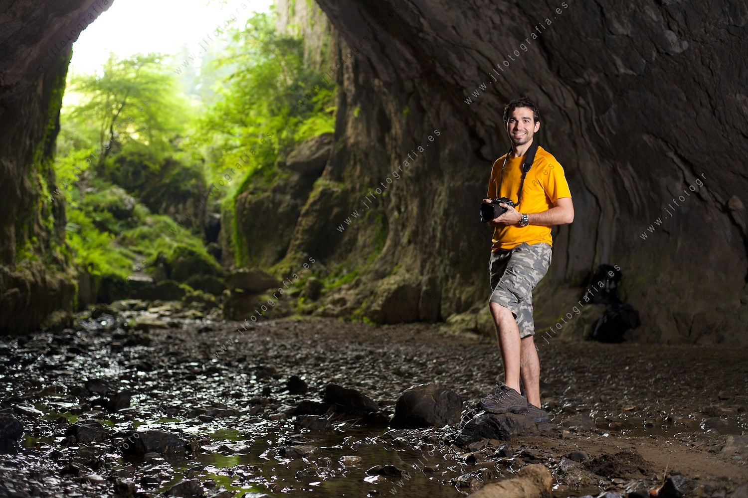 Iñaki, fotógrafo amigo de Denbora, posando en una de las cuevas cercanas a la gran cueva de Baltzola