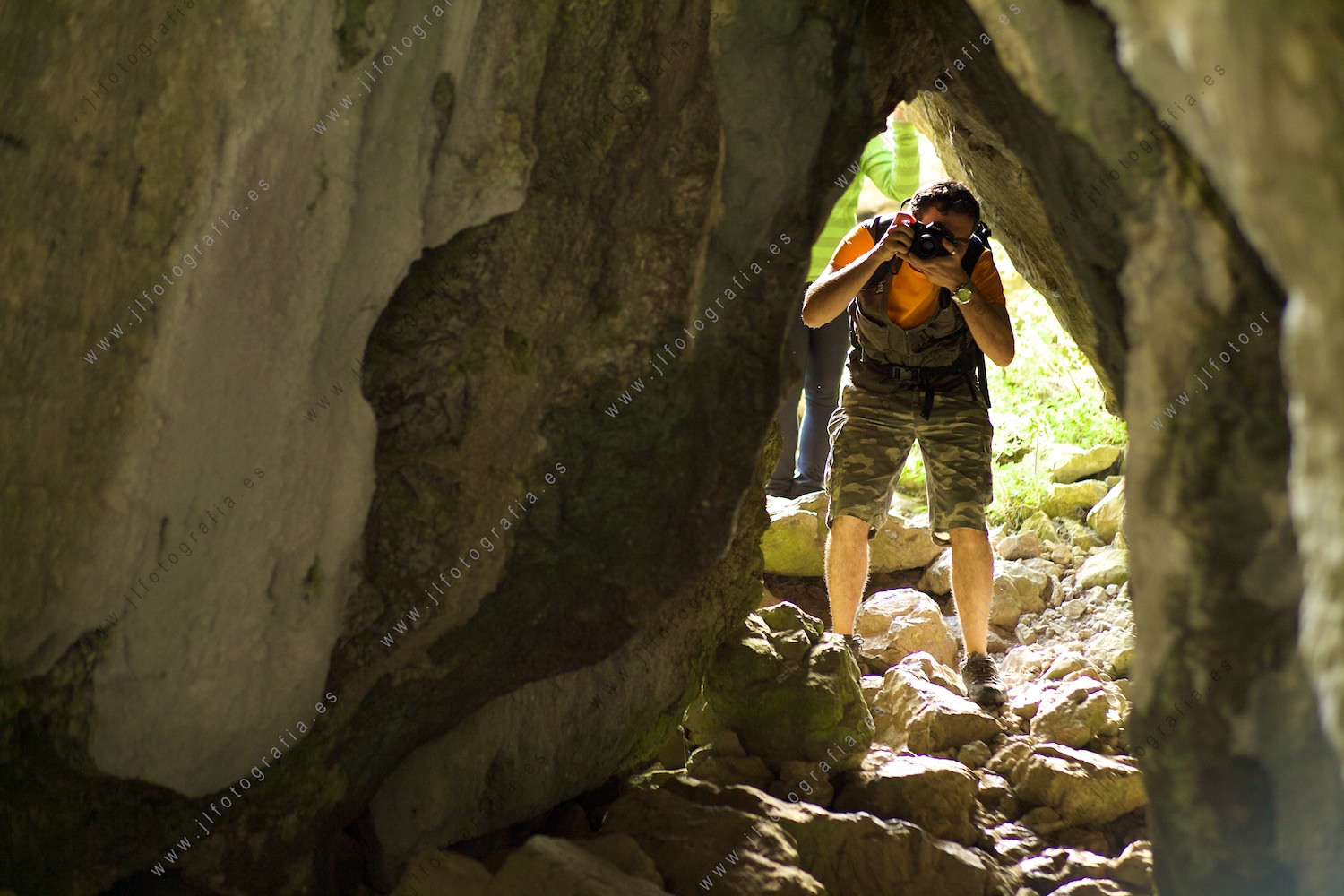 El fotógrafo de Denbora, Iñaki Piñero, fotografiándome bajo unas rocas en Baltzola