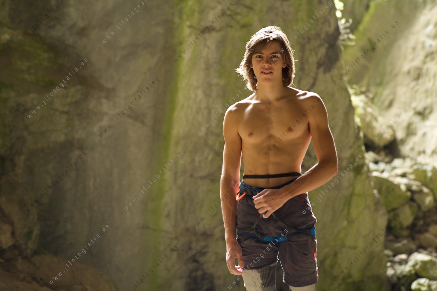 Retrato plano americano de un escalador de tan solo 17 años en la cueva de Baltzola, en Dima
