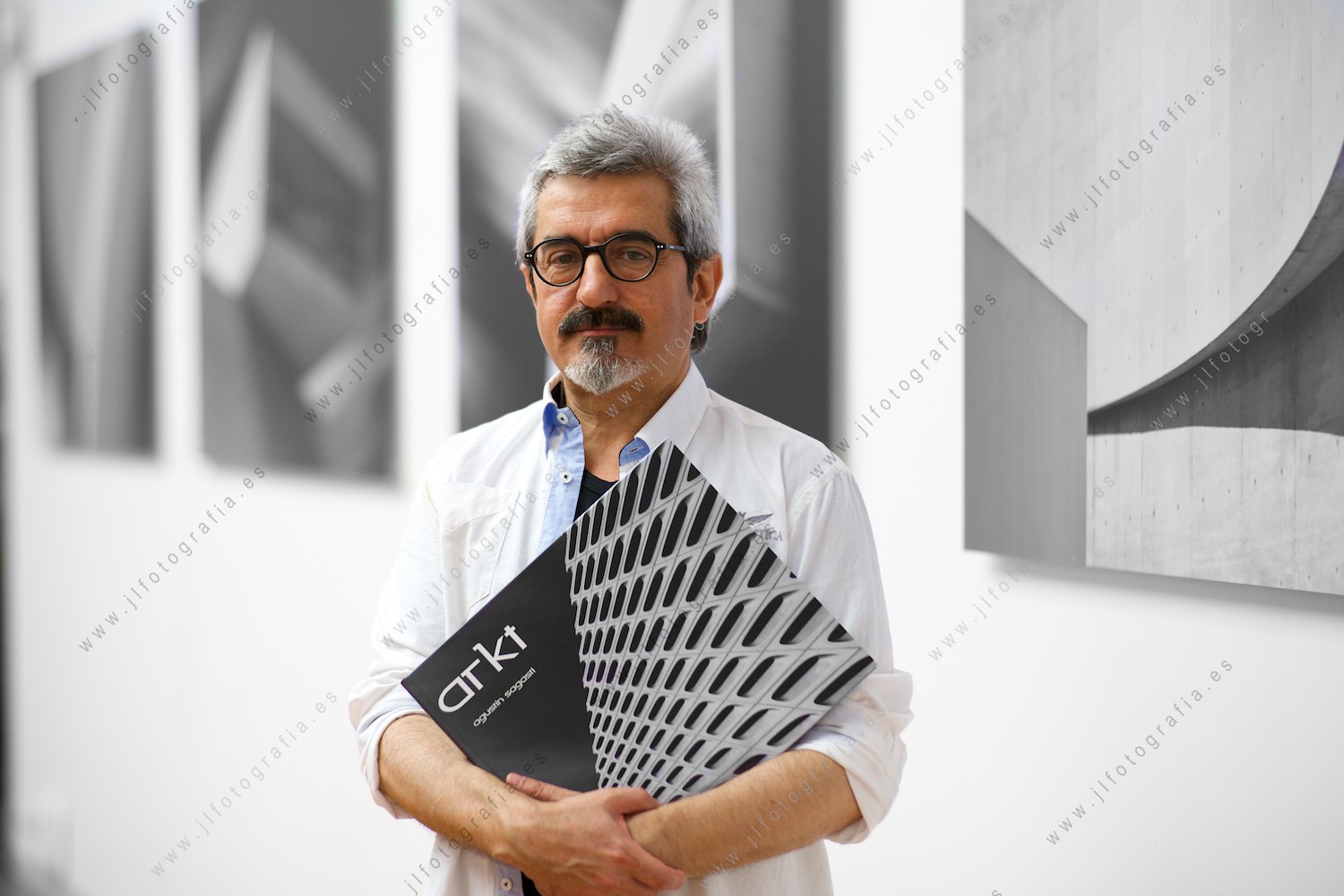Agustín Sagasti, fotógrafo profesional posando en su exposición ARKT en Bilbao