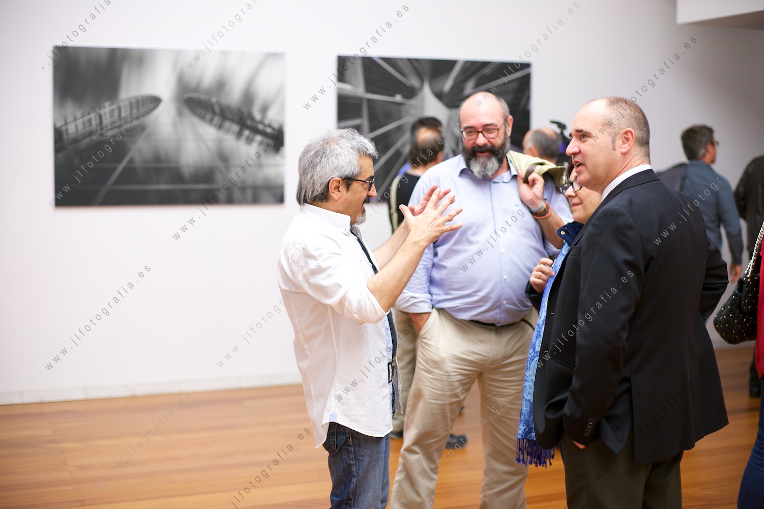 Agustín Sagasti, fotógrafo profesional conversando con amigos que vinieron a ver la inauguración de su exposición ARKT