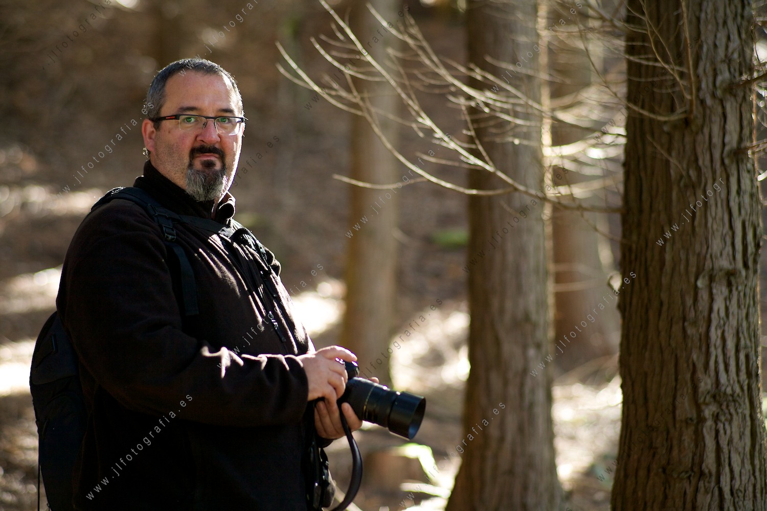 Jesús Rivera, fotógrafo socio de Denbora, haciendo fotos en el bosque del parque natural del Gorbea