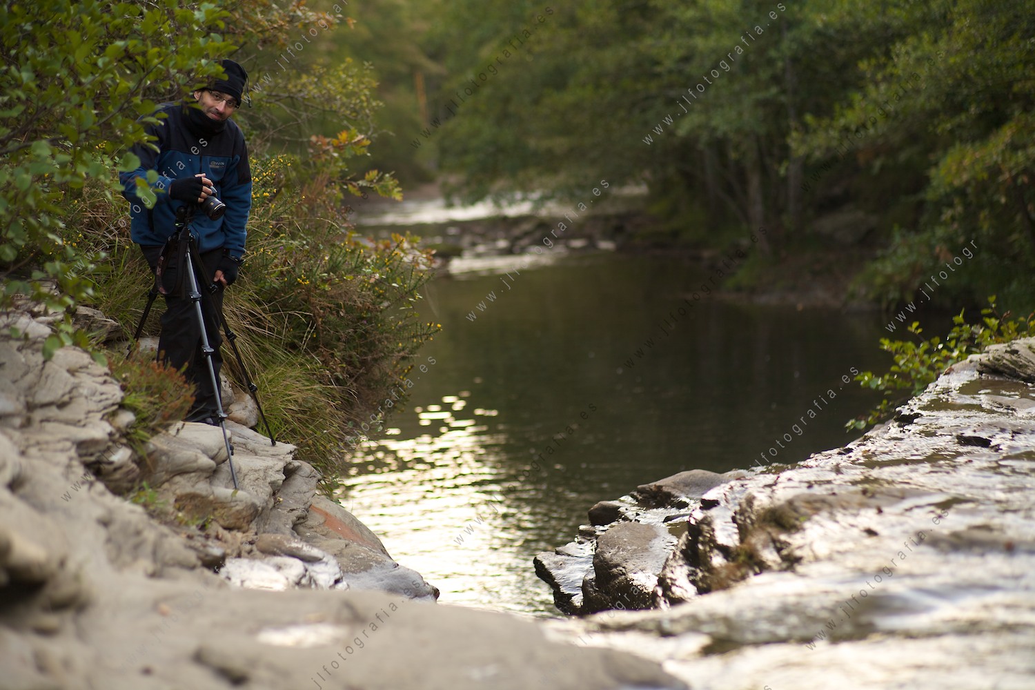 Jose Luis Rodríguez, fotógrafo socio de Denbora, haciendo fotos en el río del parque natural del Gorbea
