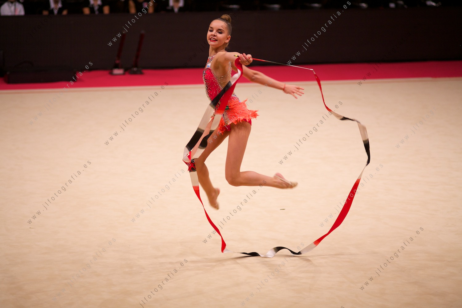 salto elegante con la cinta de una gimnasta en la gala del Euskalgym 10 de 2015 celebrado en el Fernando Buesa Arena de Vitoria