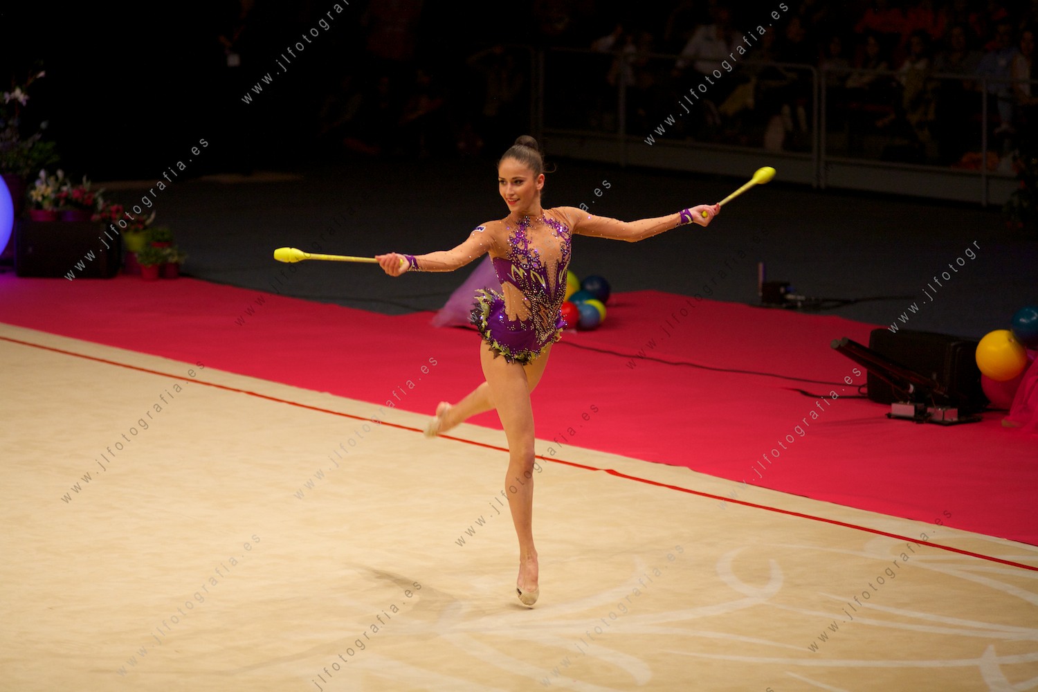 gimnasta con las mazas durante la gala del Euskalgym 10 de 2015 celebrado en el Fernando Buesa Arena de Vitoria