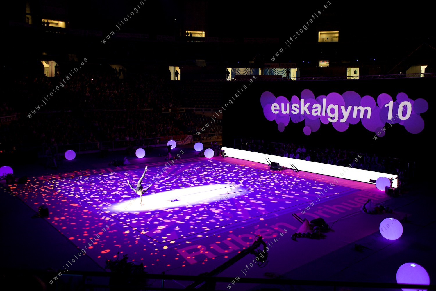 actuación en la clausura de la gala del Euskalgym 10 de 2015 celebrado en el Fernando Buesa Arena de Vitoria