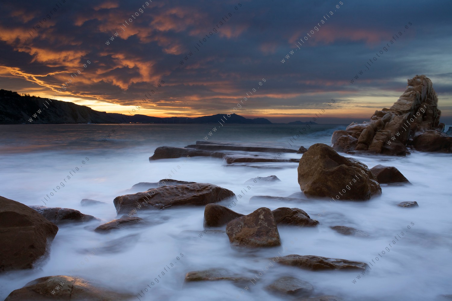 Fotografía de paisaje marino de ocaso en la playa de Azkorri, Getxo. Larga exposición