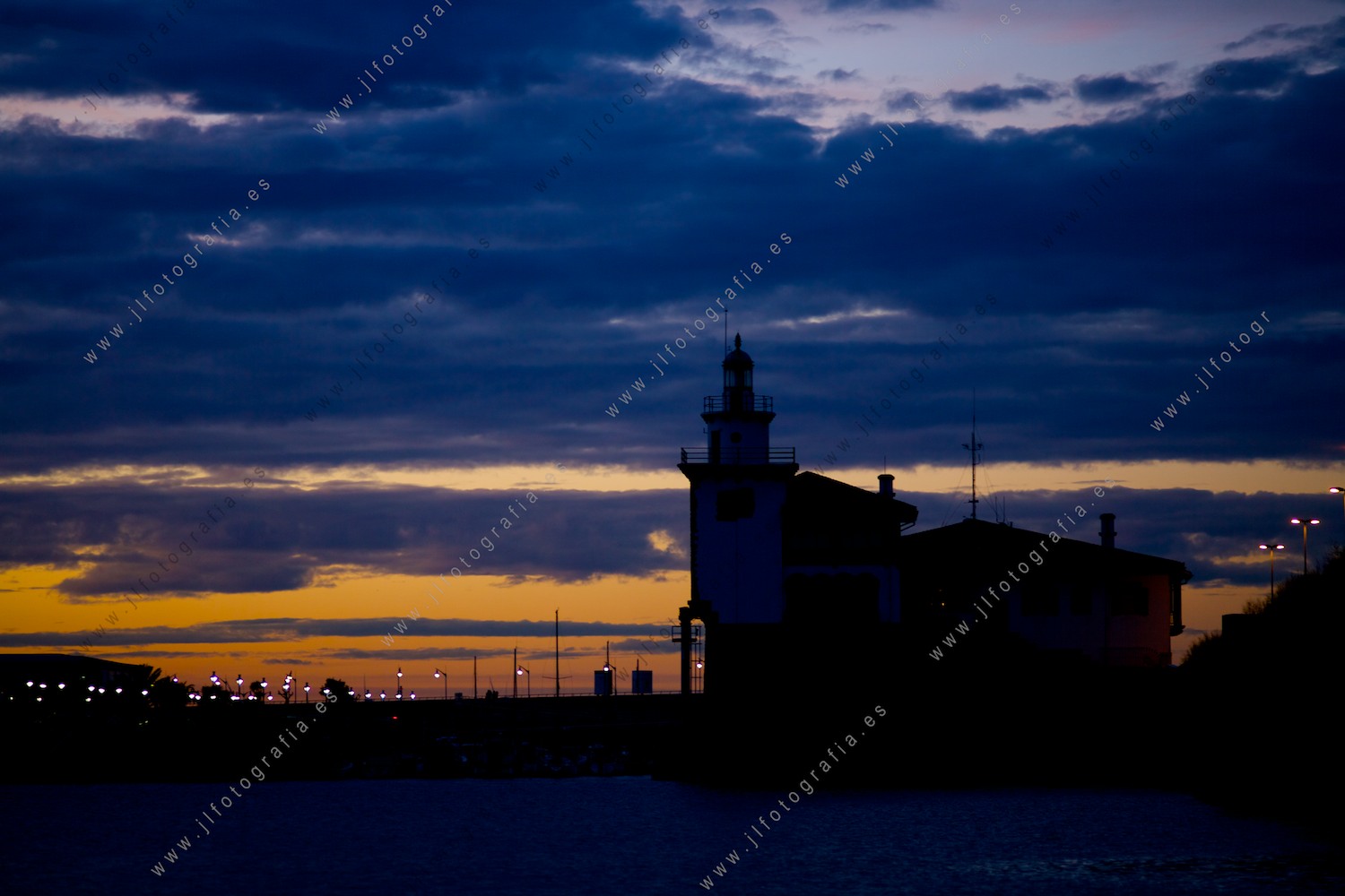 Faro de Algorta en la hora azul, postal de puesta de sol.