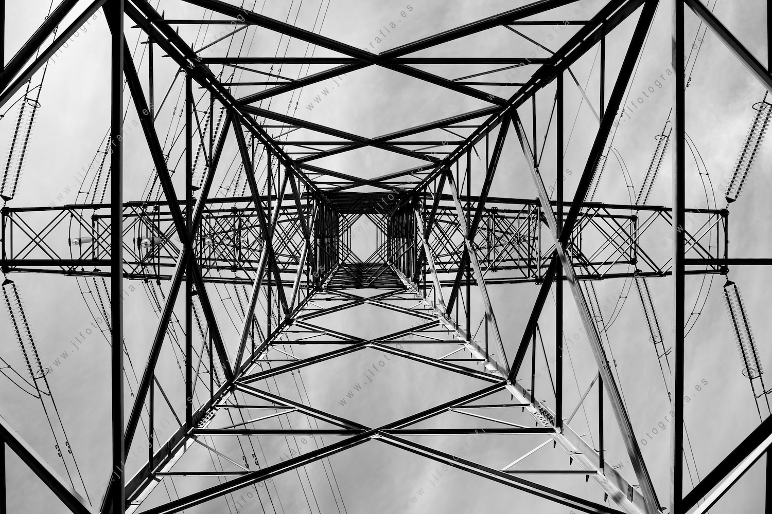 Torre de la red eléctrica. Juevo visual de simetrías y fugas. Composición fotográfica.