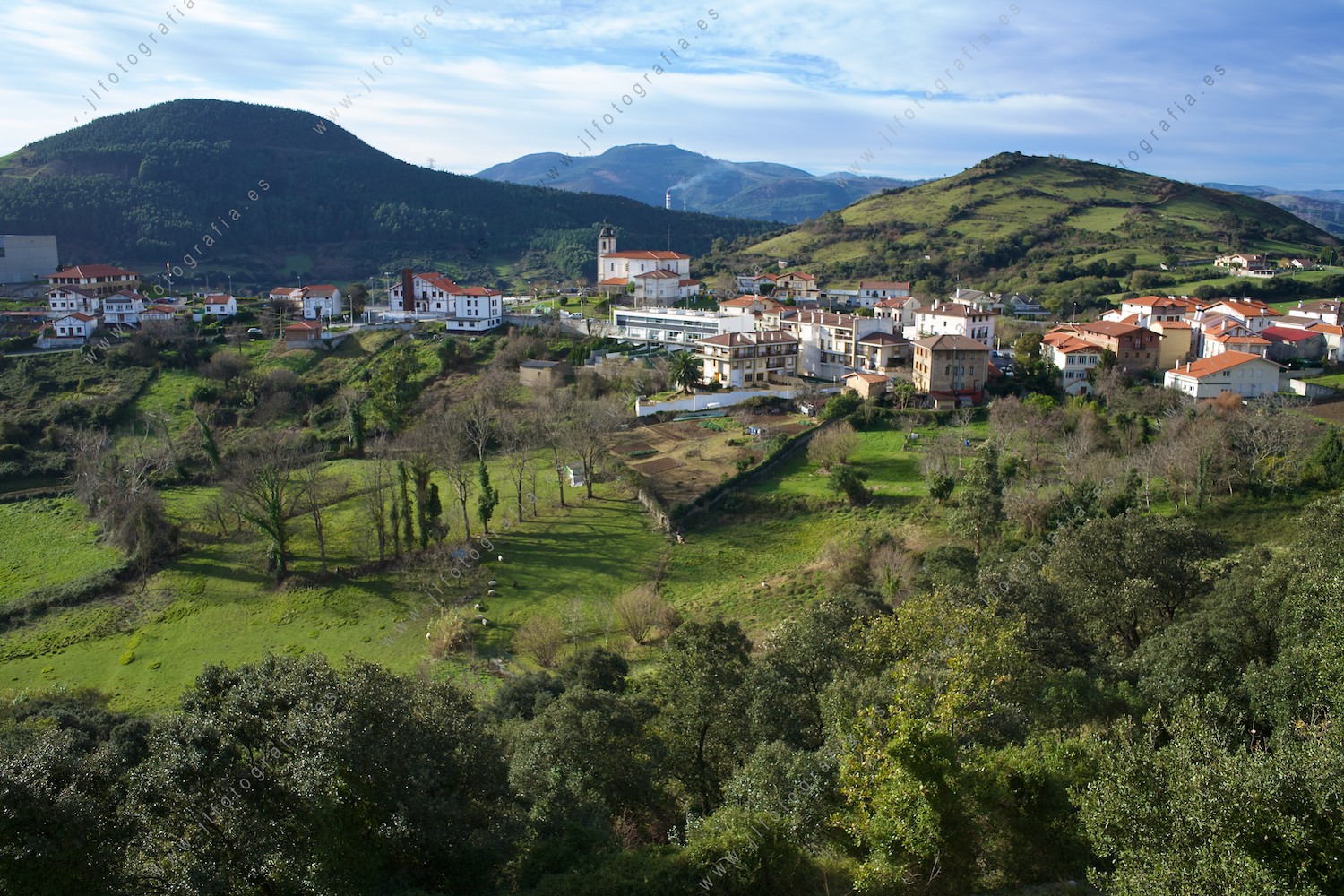Pueblo de Zierbena, en las Encartaciones, postal clásica del entorno de el barrio de La Cuesta y San Mamés