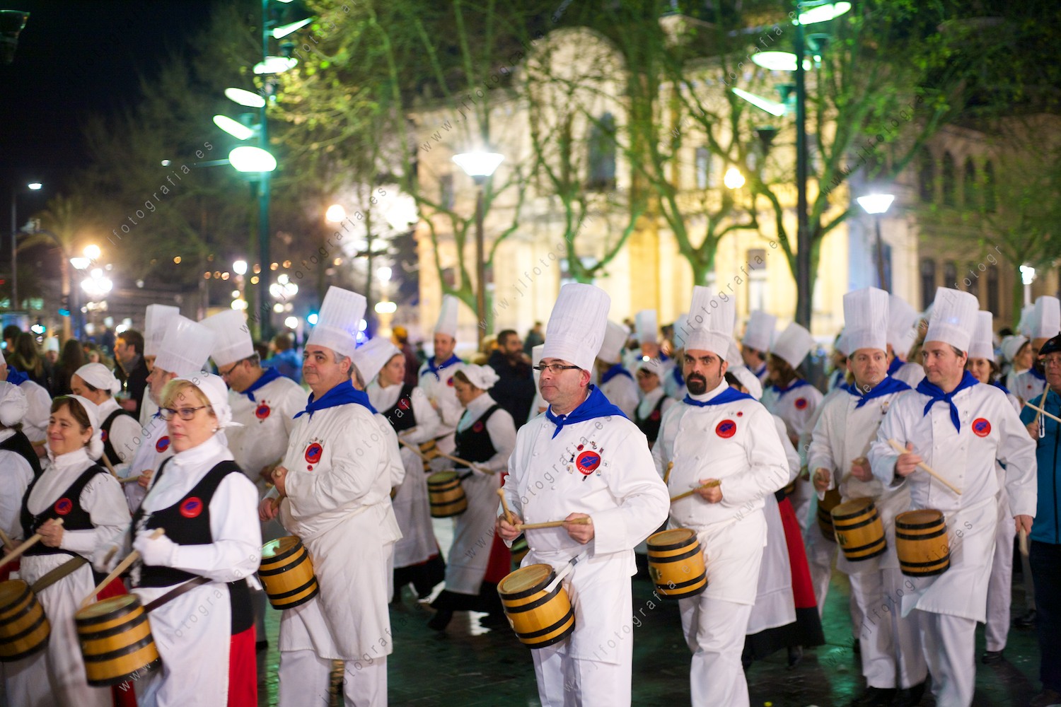 Las sociedades gastronómicas pasean por todo Donostia la fiesta de la tamborrada de San Sebastián.