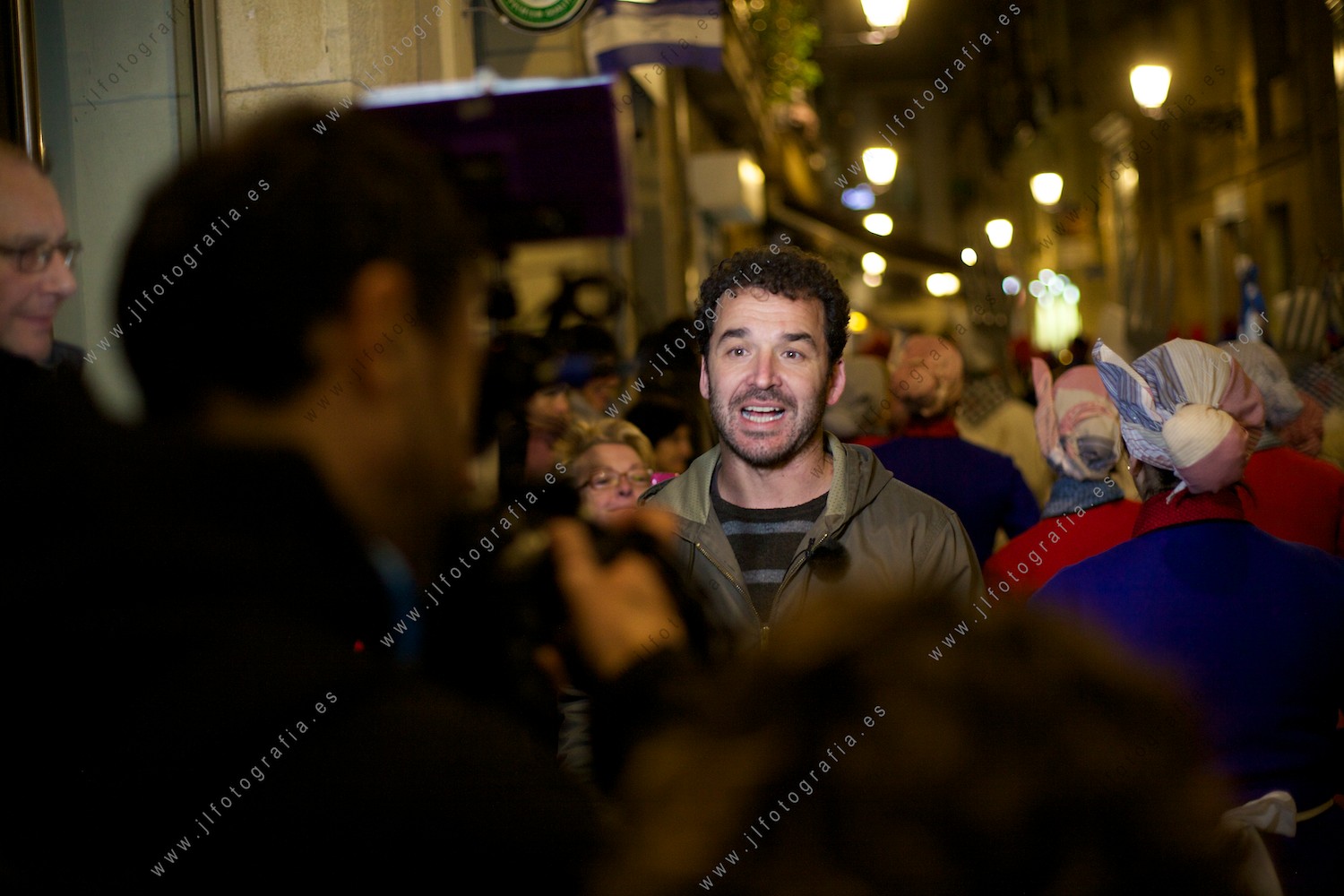 Un periodista cubriendo la fiesta de la tamborrada de San Sebastián.