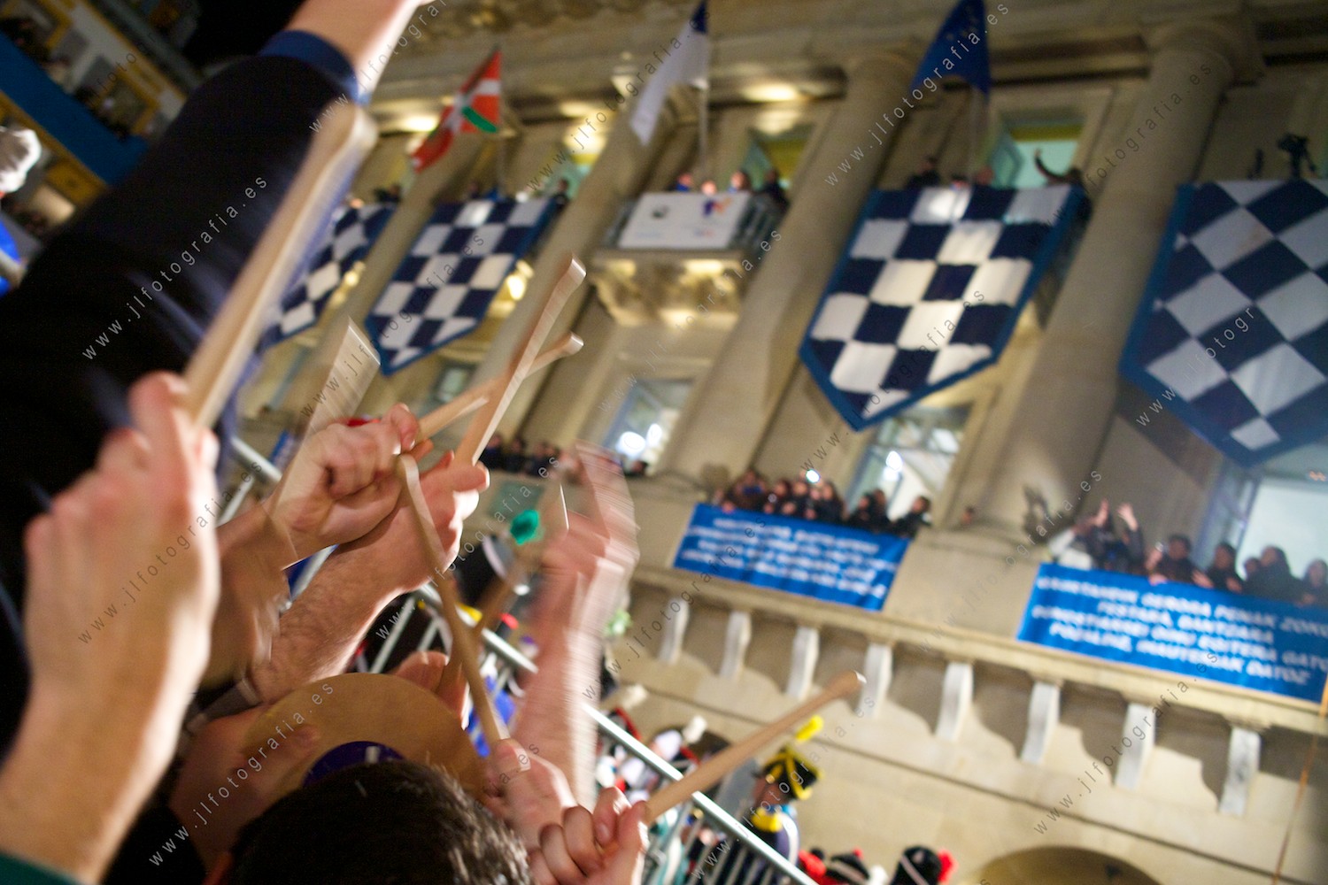 Manos al aire en la izada de la bandera en la fiesta de la tamborrada de San Sebastián.