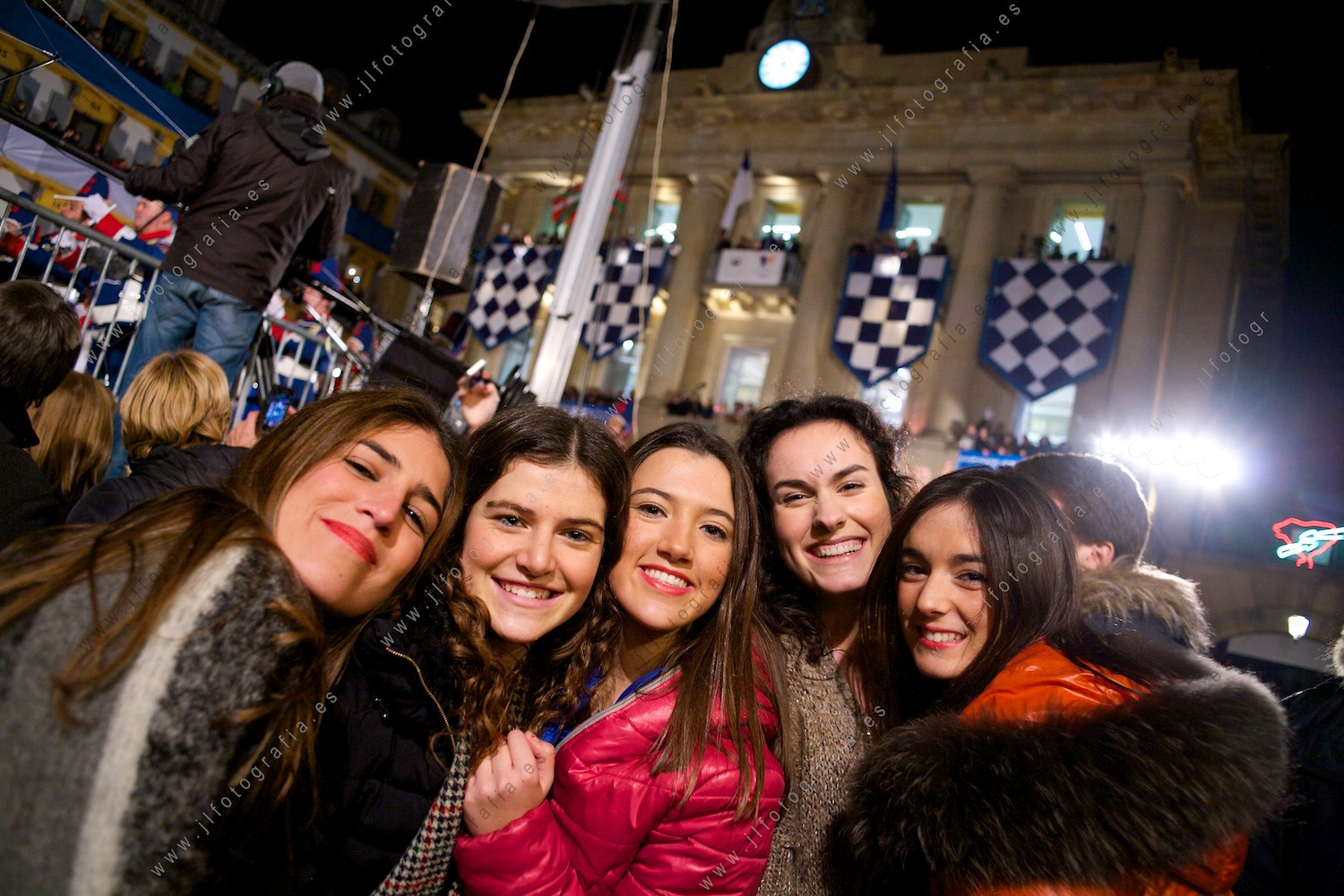 Un grupo de jovencitas donostiarras posando felicies en la fiesta de la tamborrada de San Sebastián.