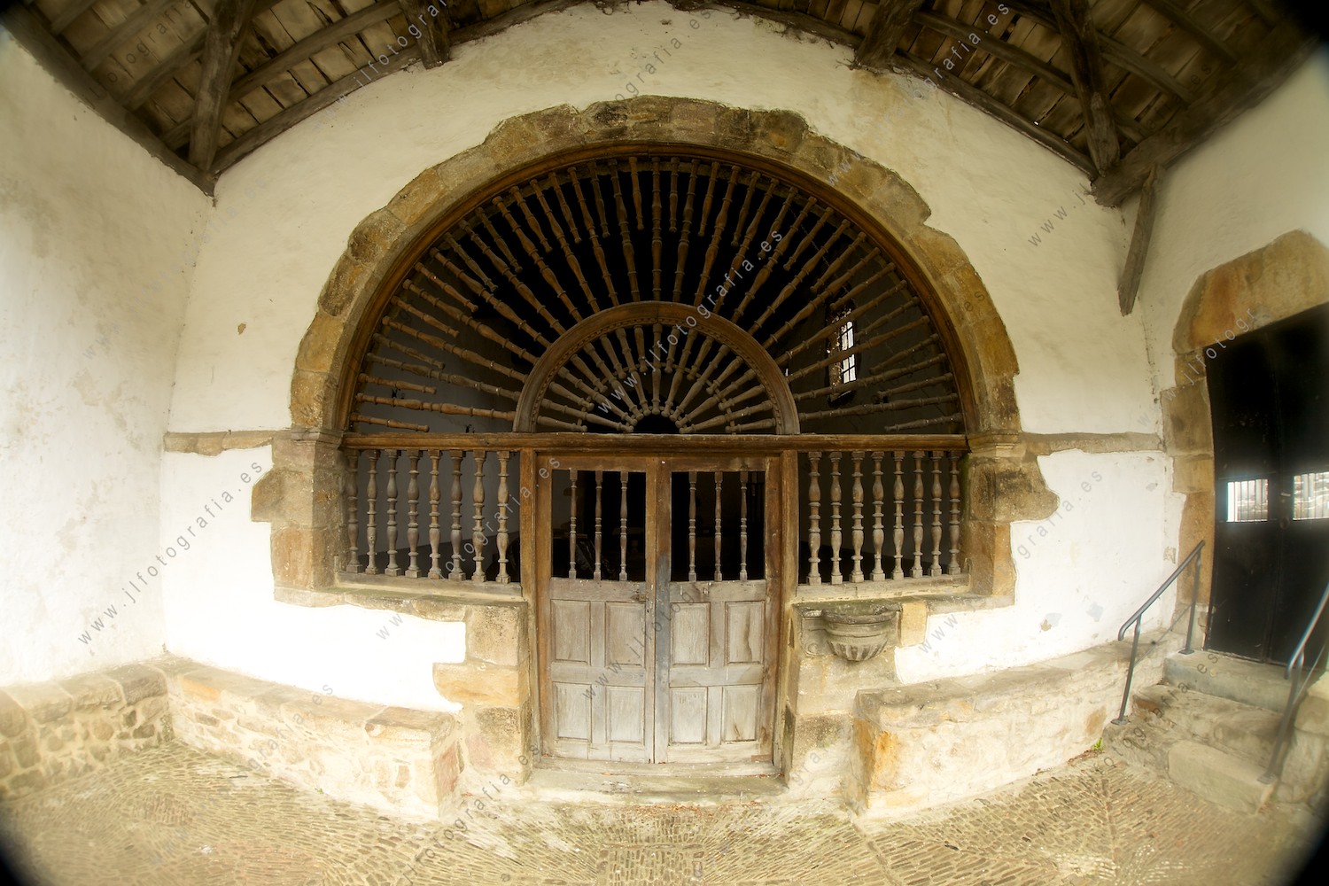 Entrada de la Ermita de San Roque en Otxandio, hecha con un ojo de pez