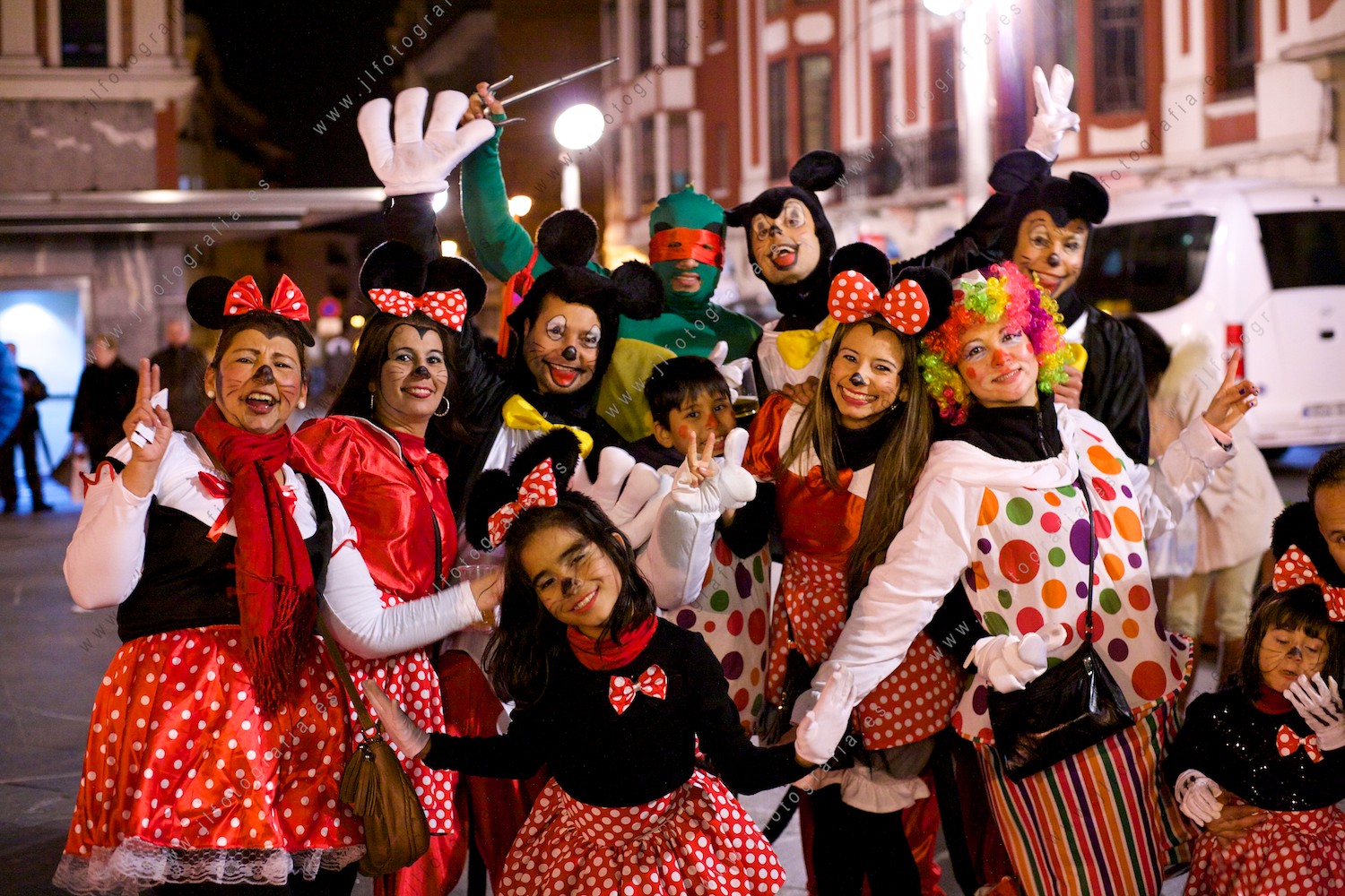 Grupo de amigos se disfrazan de mickey y Minie Mouse en carnavales de Barakaldo